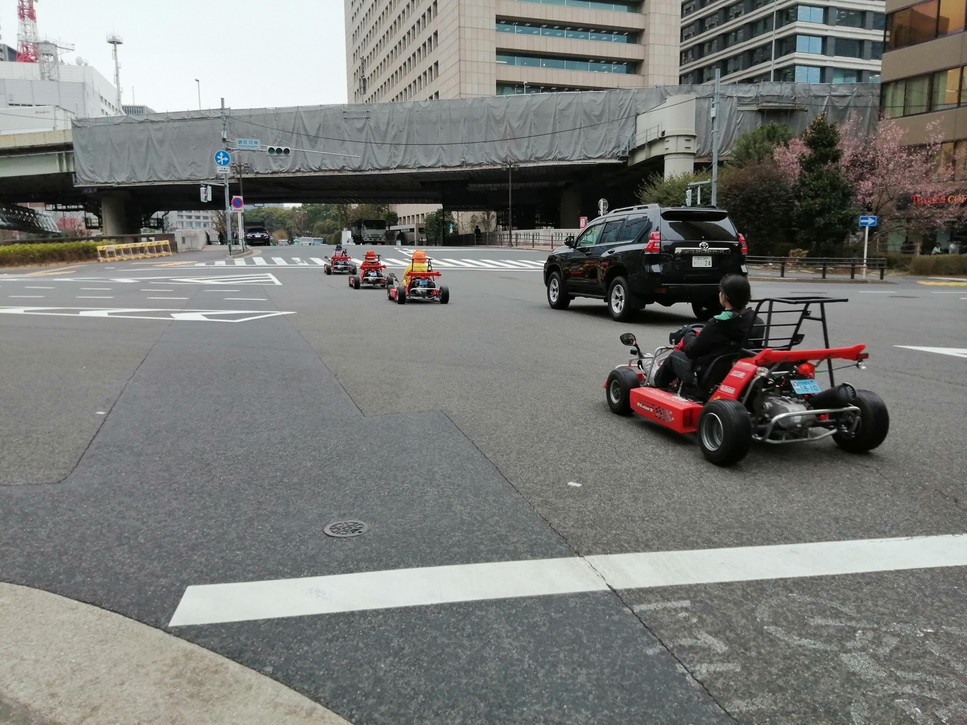 交差点内を走行する小型車両
