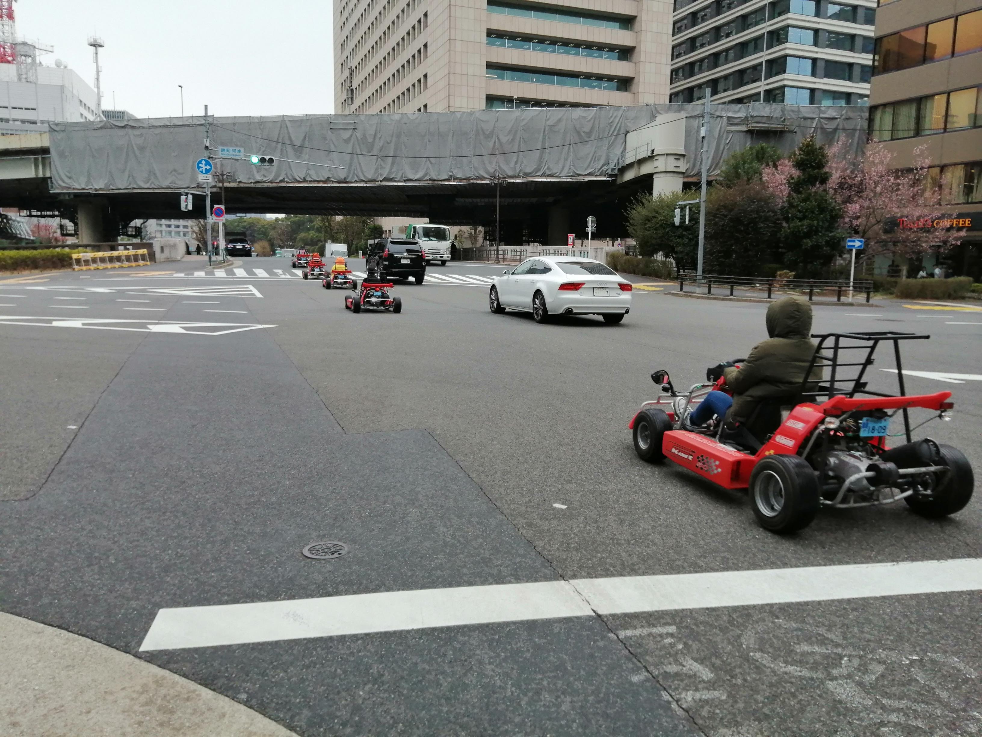 交差点を抜けた直後の道路