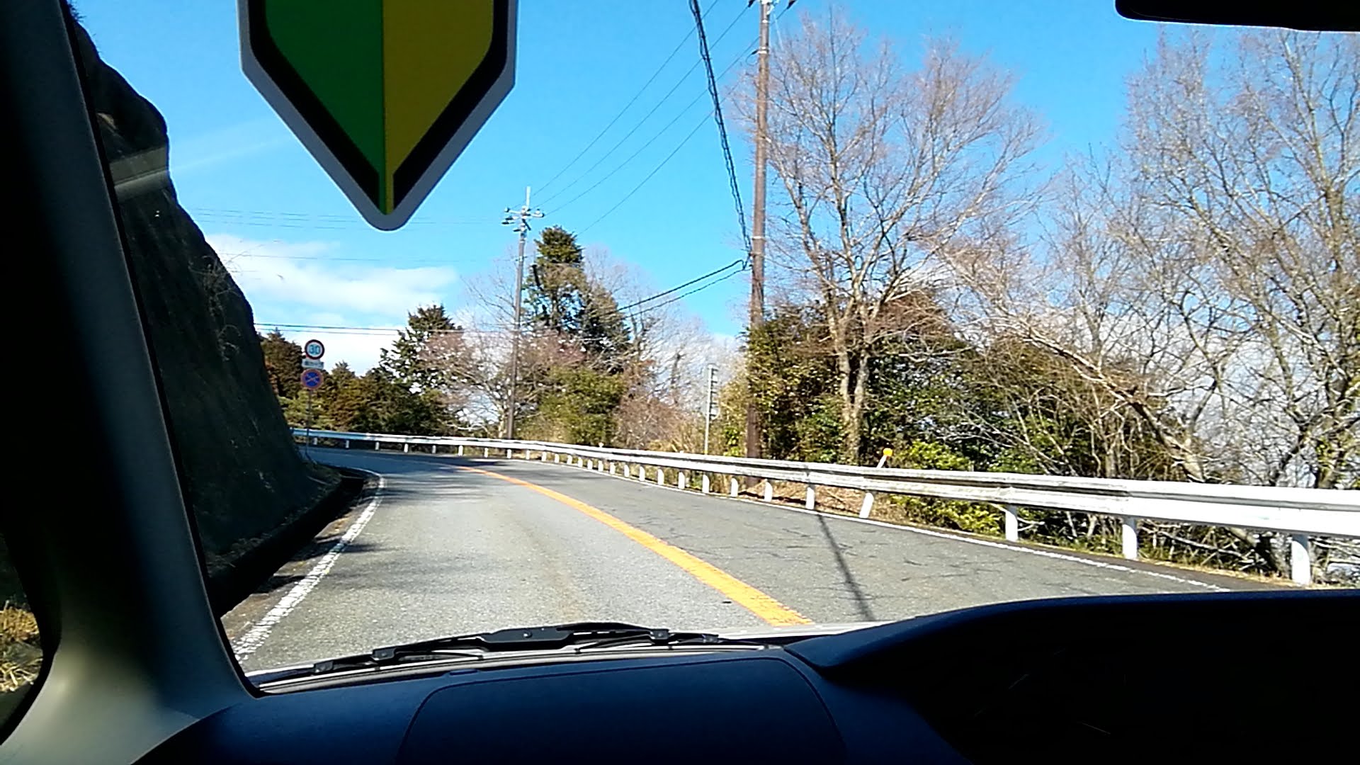 ガードレール沿いのカーブ道路