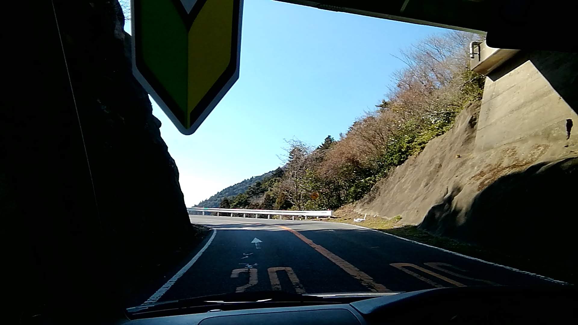 切り通しのある山道