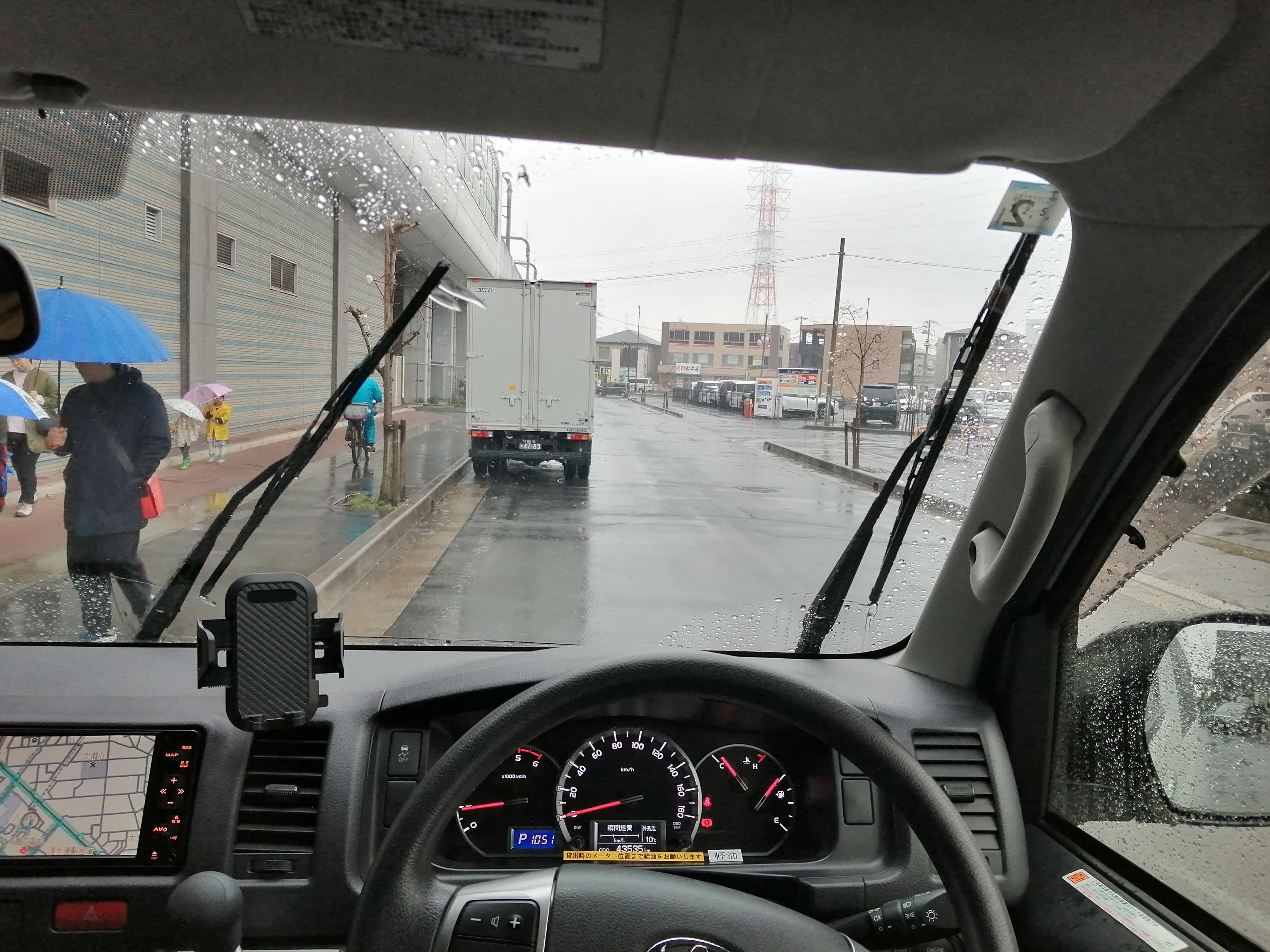 雨天の市街地走行中の前方視界。