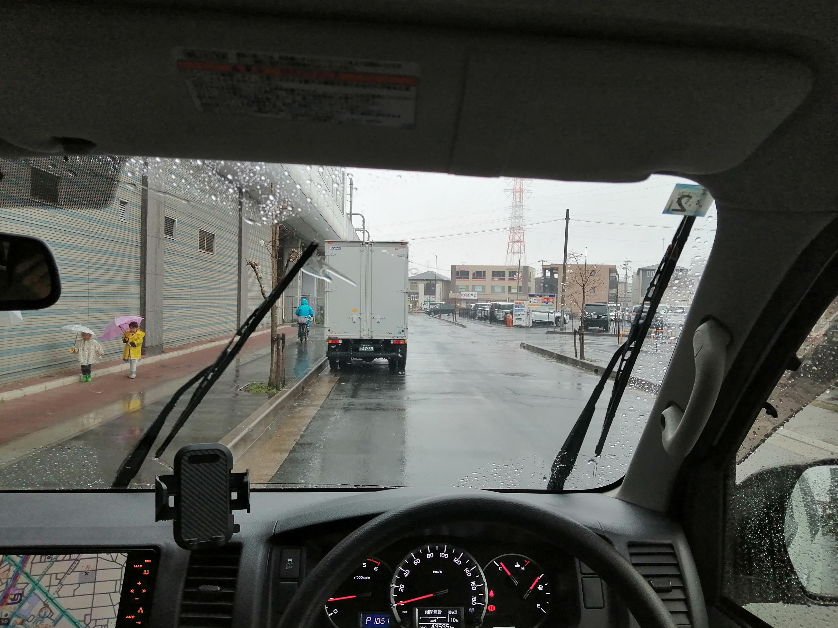 雨天走行時の運転席視点。