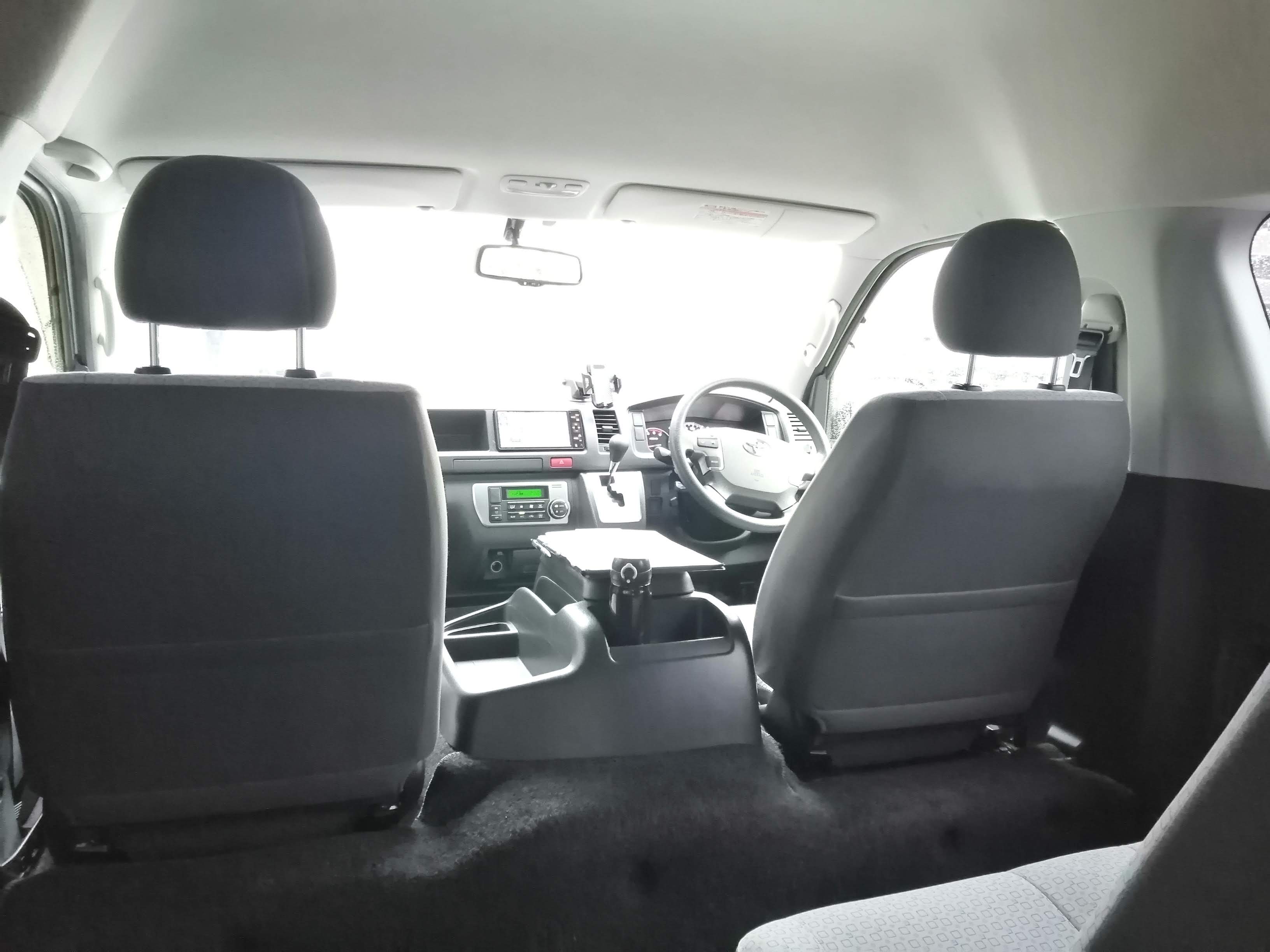 ハイエース前席周辺の様子。