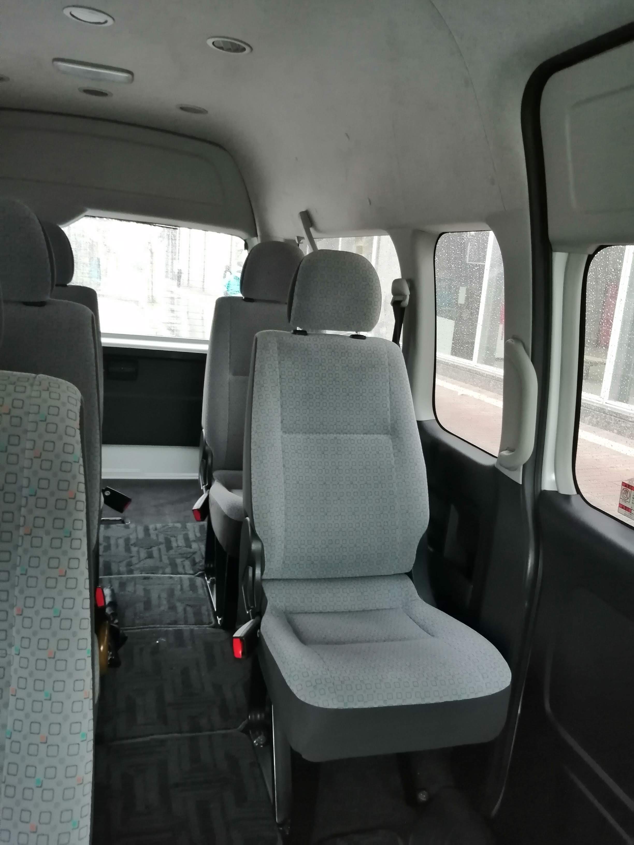 後部座席配置と車内空間。