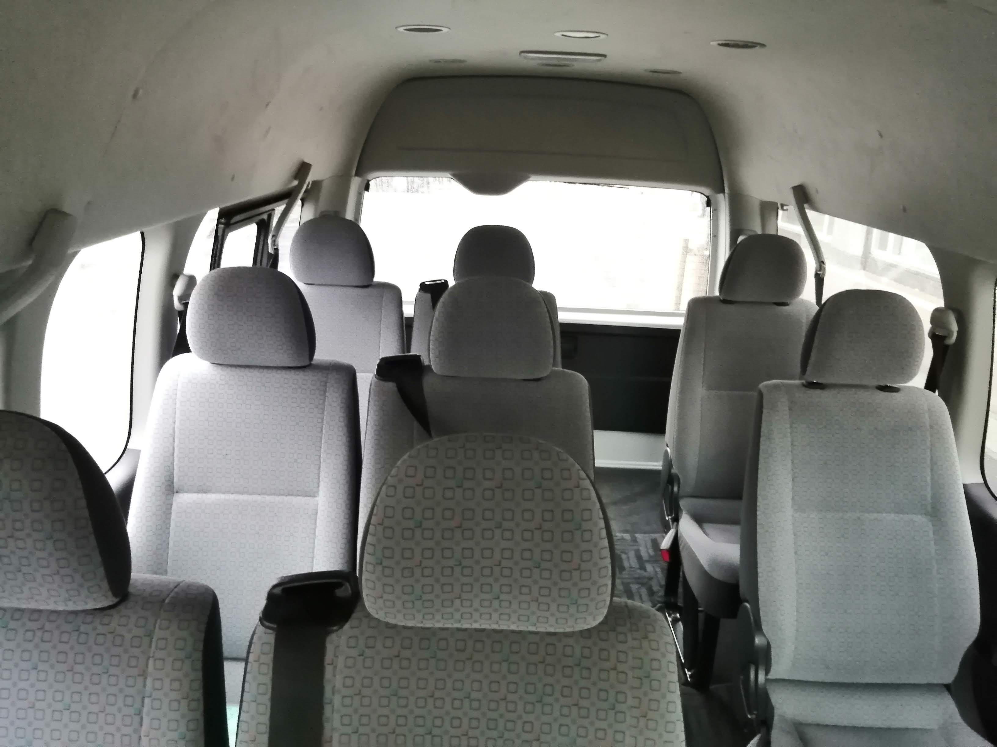 車内全体を後方から撮影。