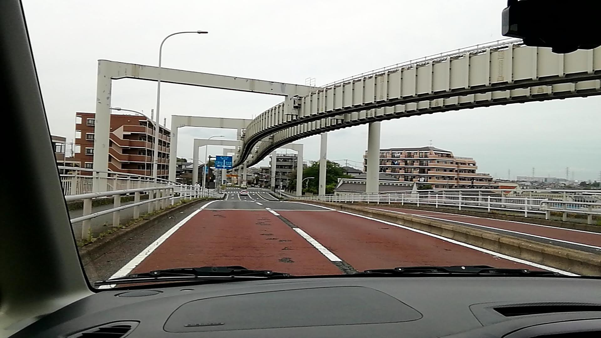 高架構造物下の道路状況。