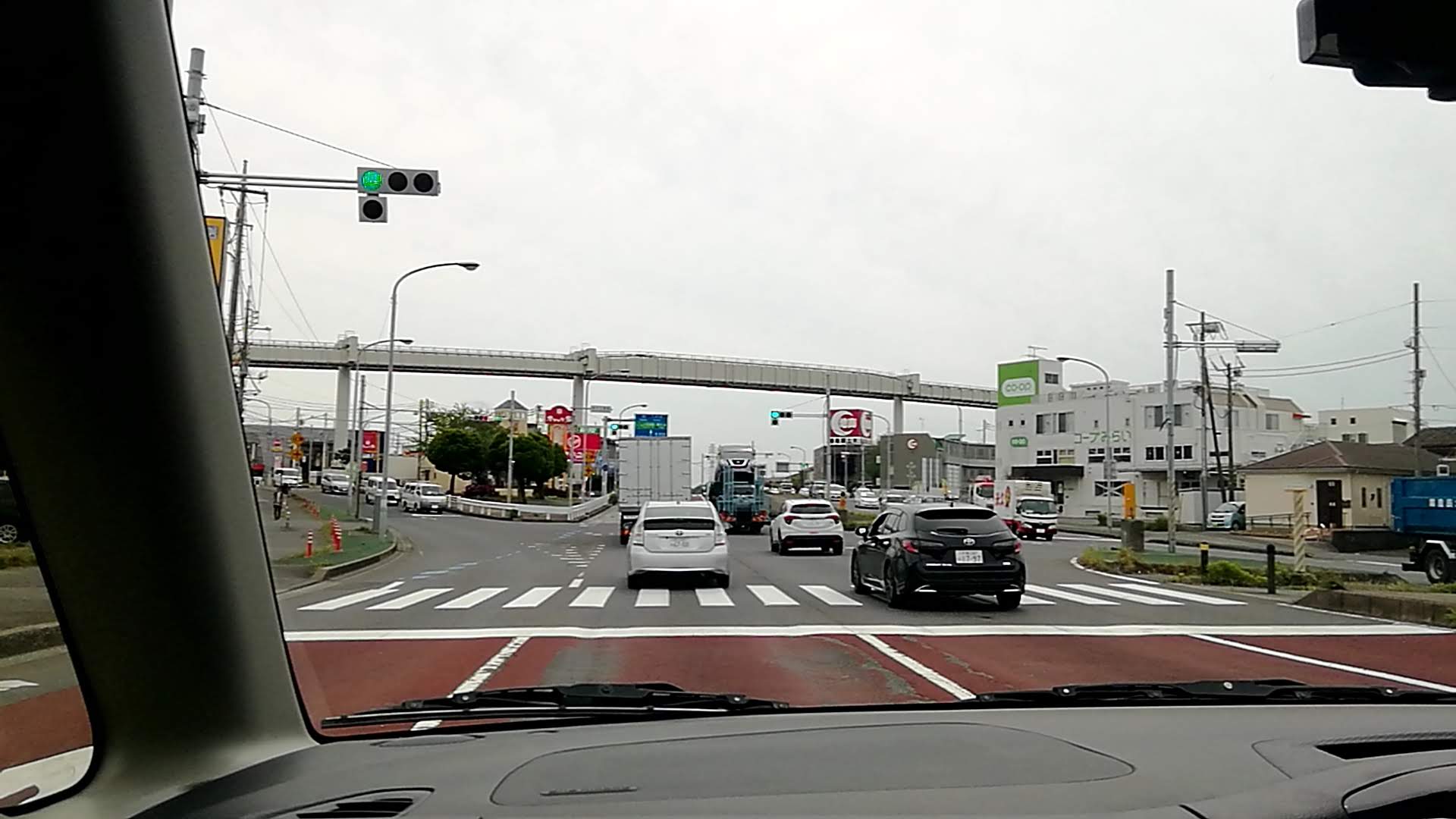 信号交差点を直進する場面。