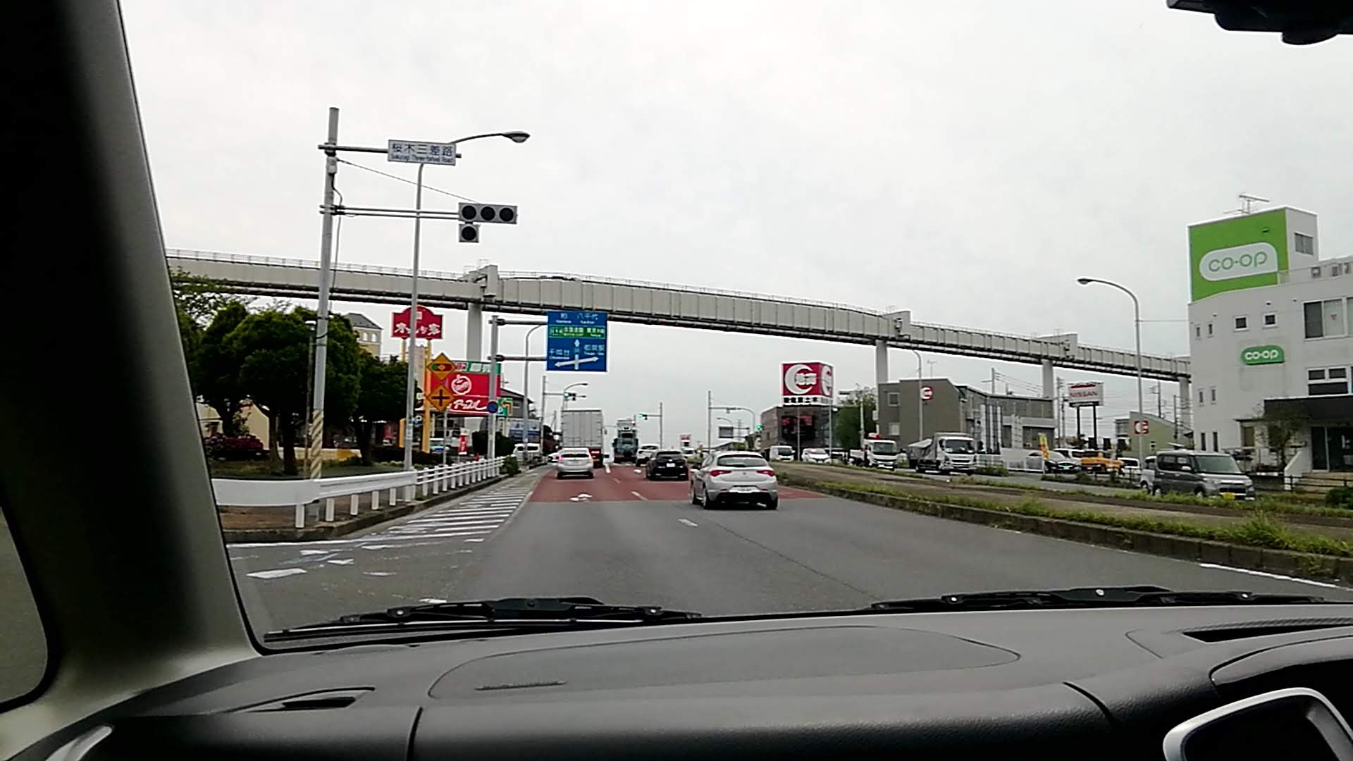 片側複数車線の道路走行。