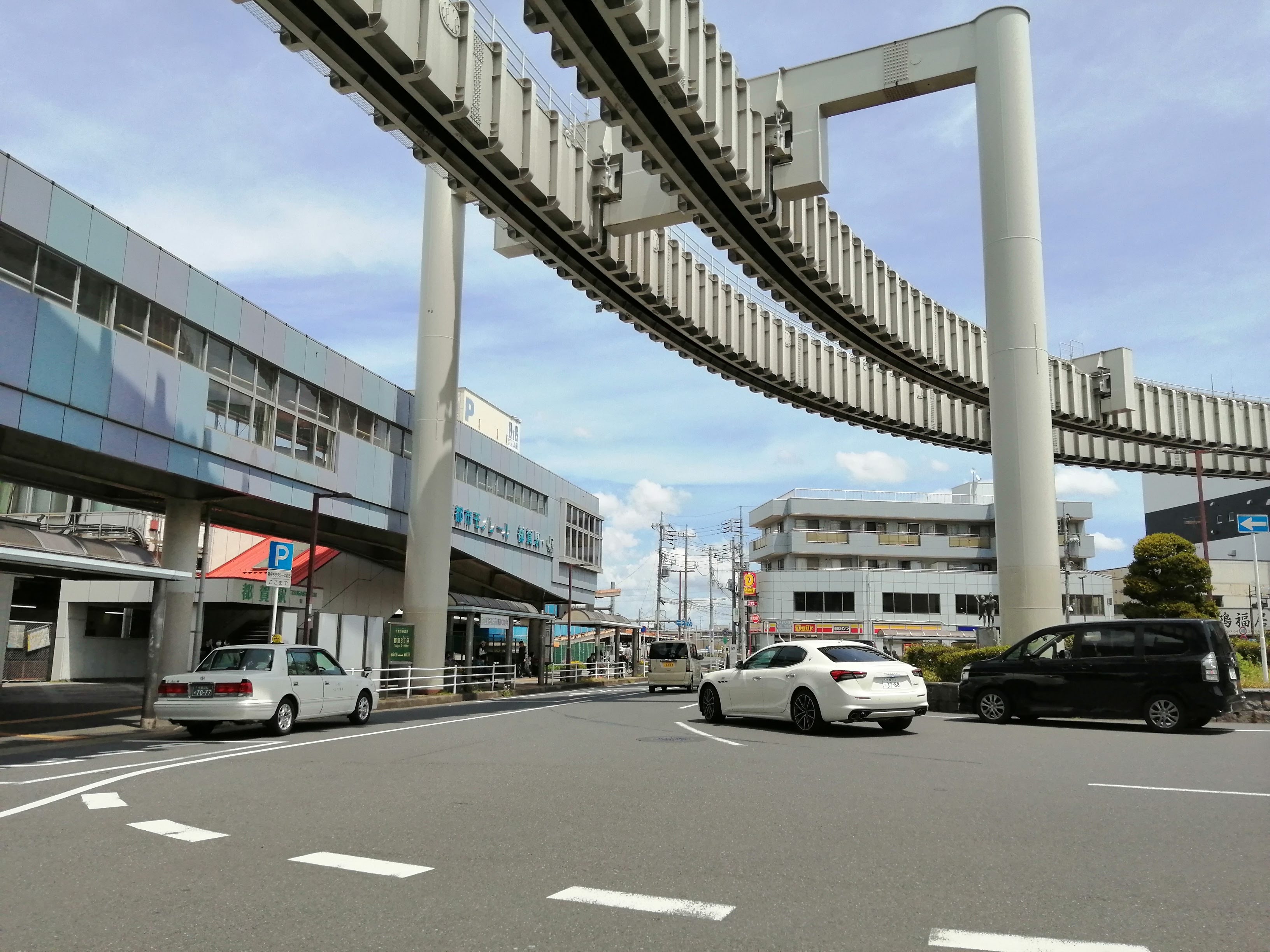 モノレール下を通過する交差点。