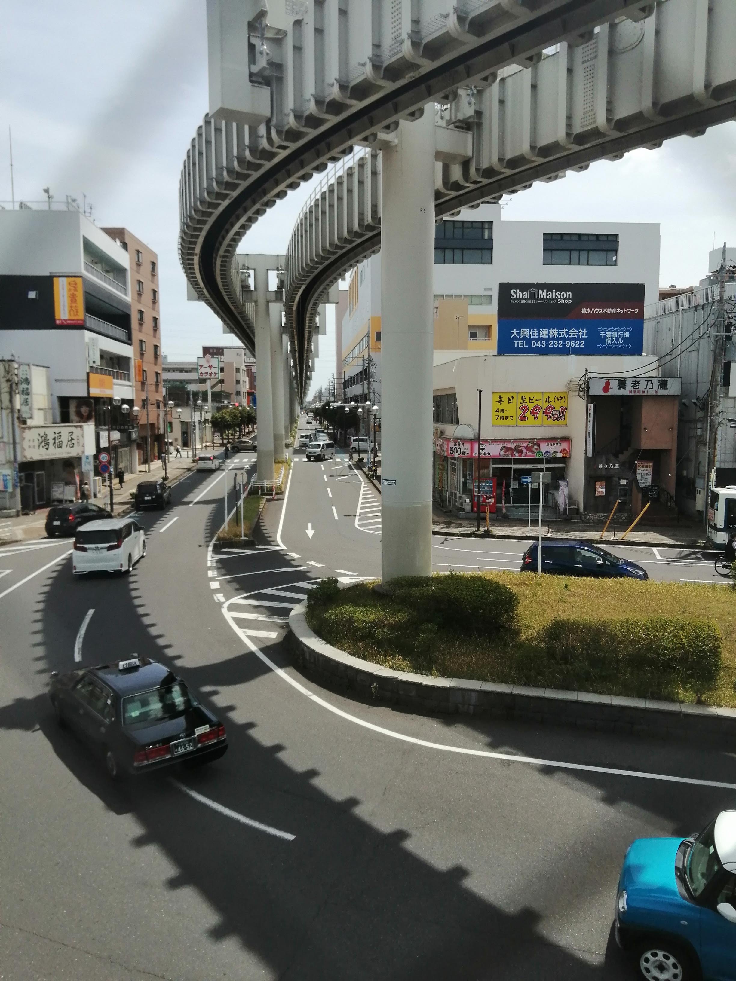 駅前道路を上から見た構図。