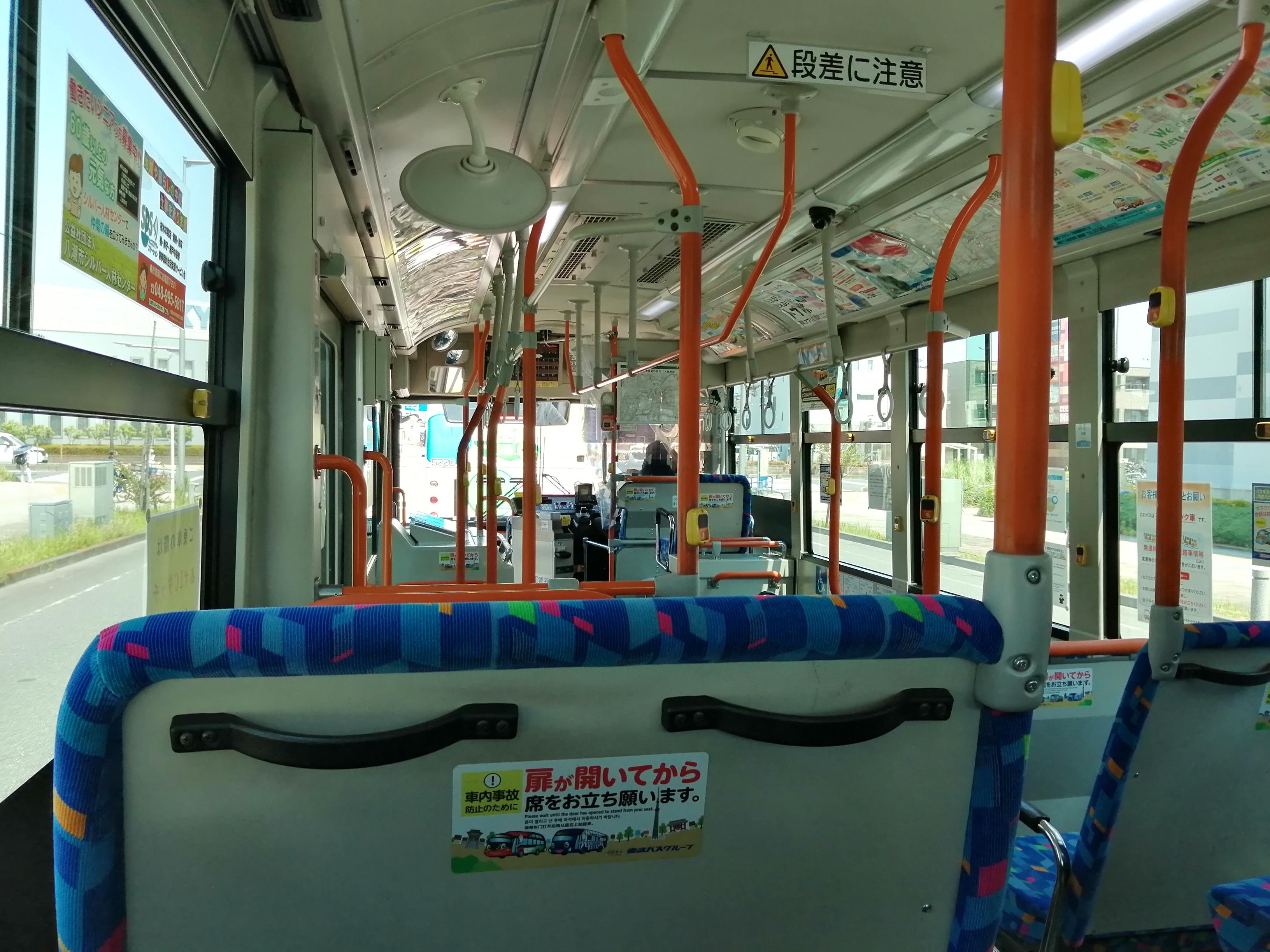 ガラガラのバス車内(草加駅行きのバス車内で撮影).jpg