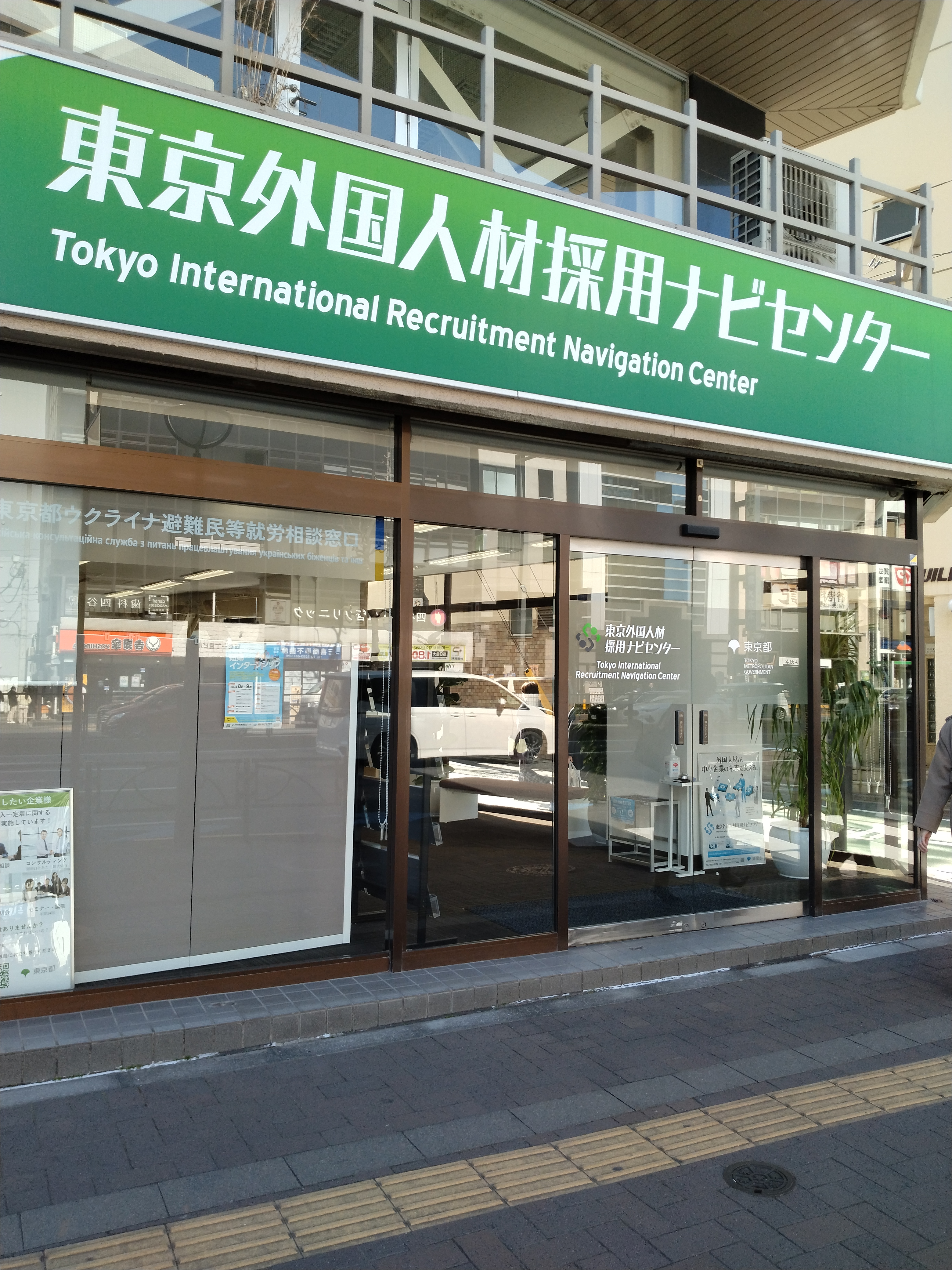 駅周辺施設の入口。送迎や一時停車時の注意点が多い場所。