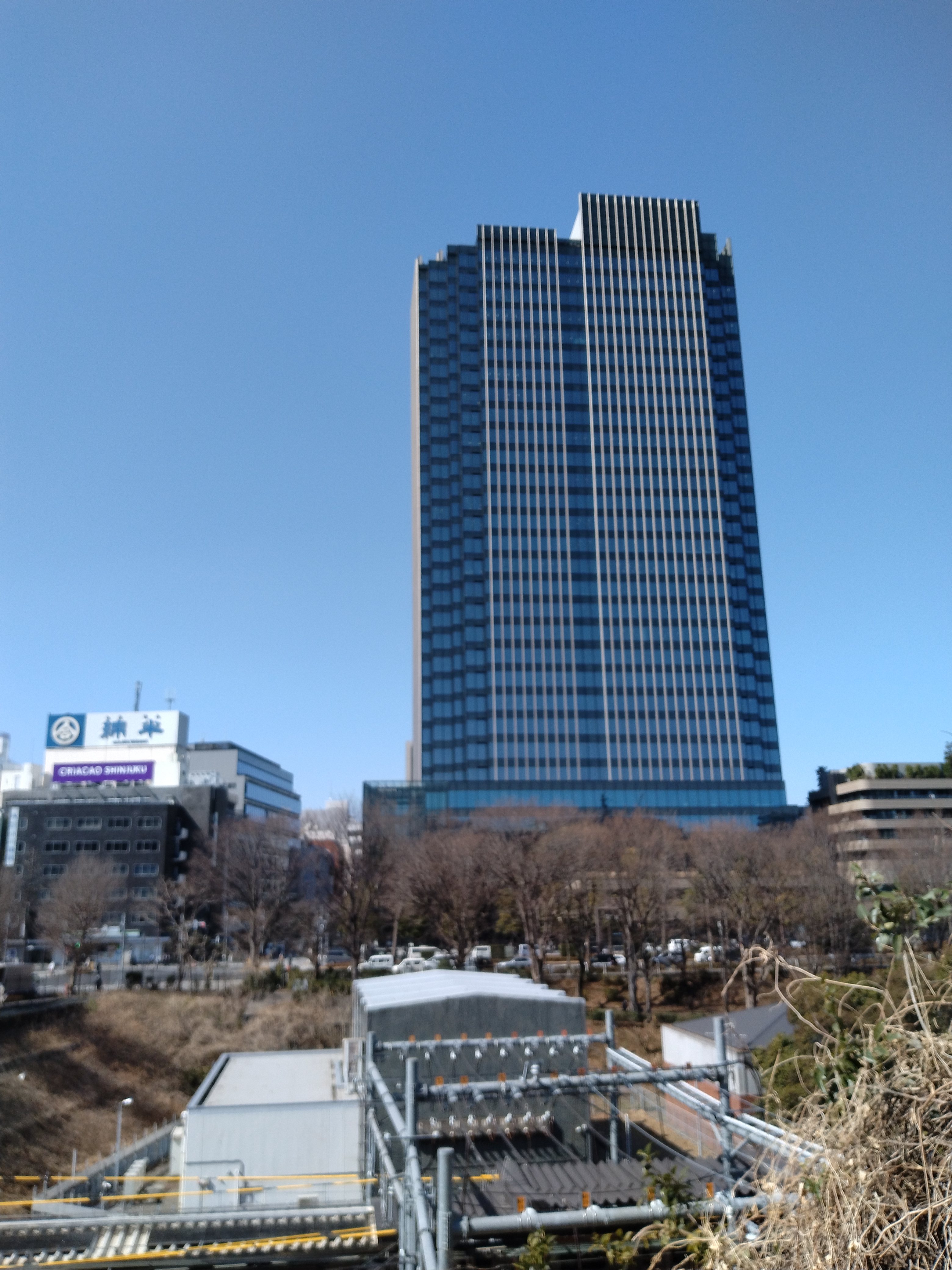 駅周辺に立ち並ぶ高層ビル群。都市部特有の交通環境。