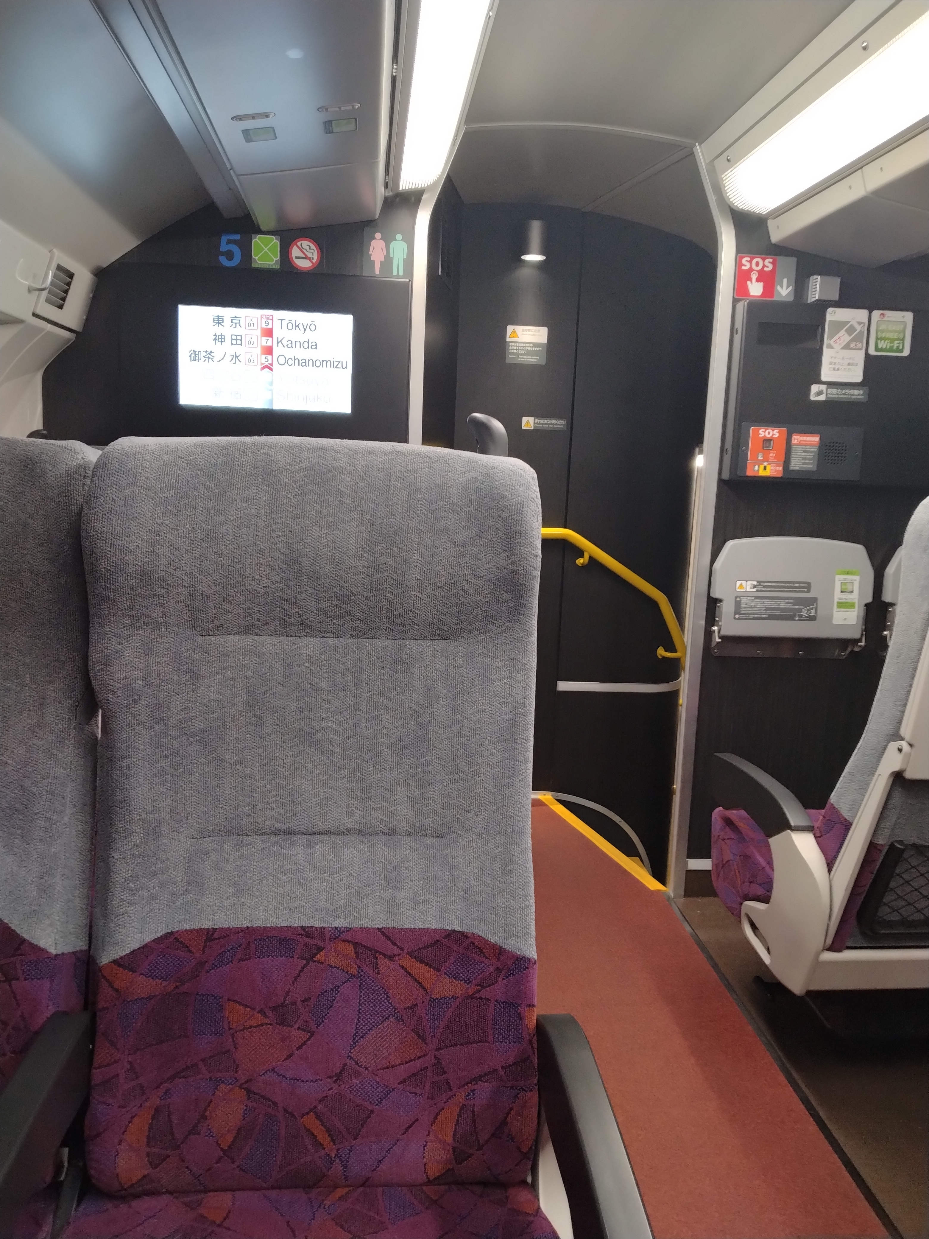 駅利用後の移動風景。