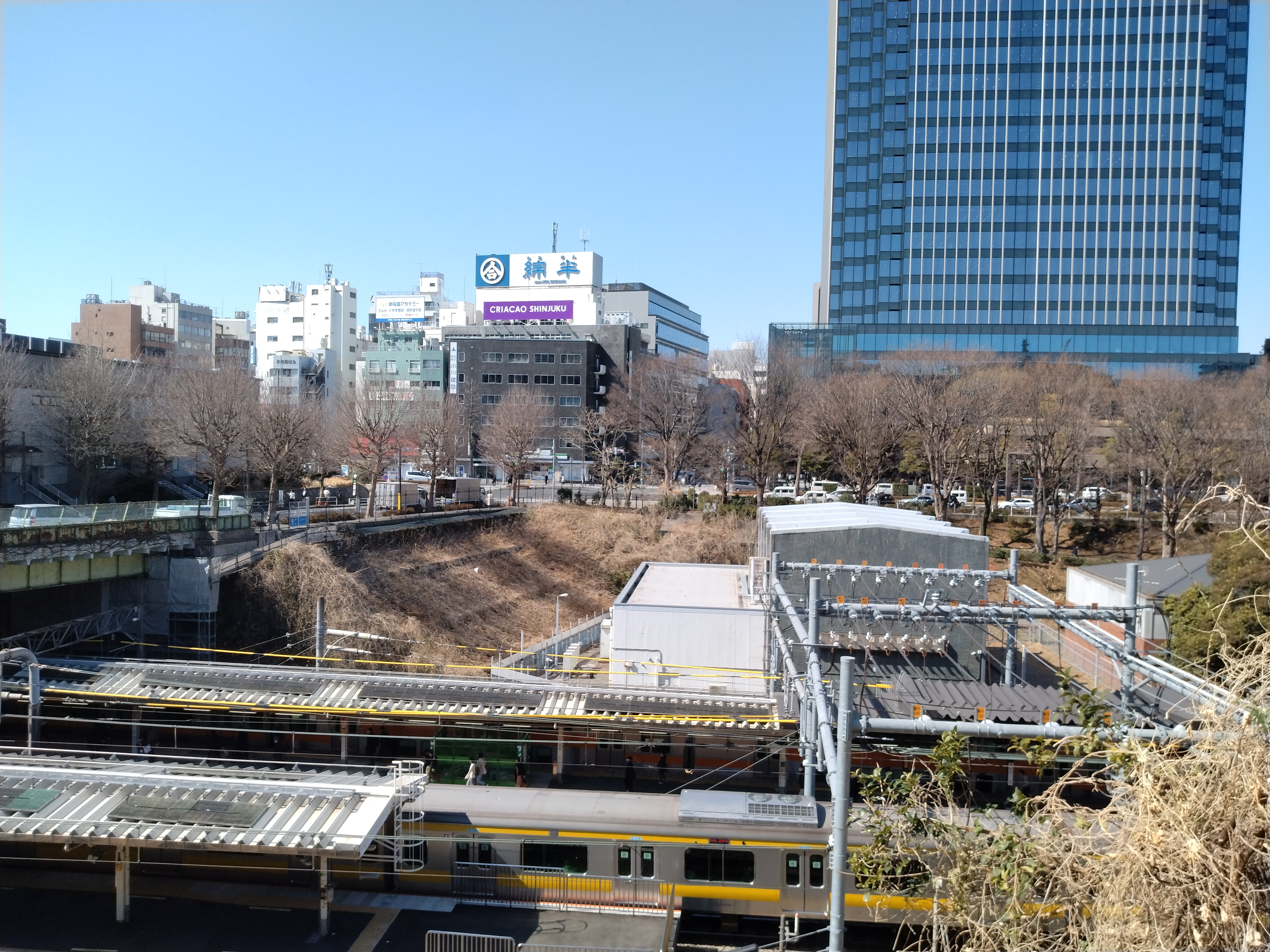 駅・線路・周辺道路が集まる複合エリア。