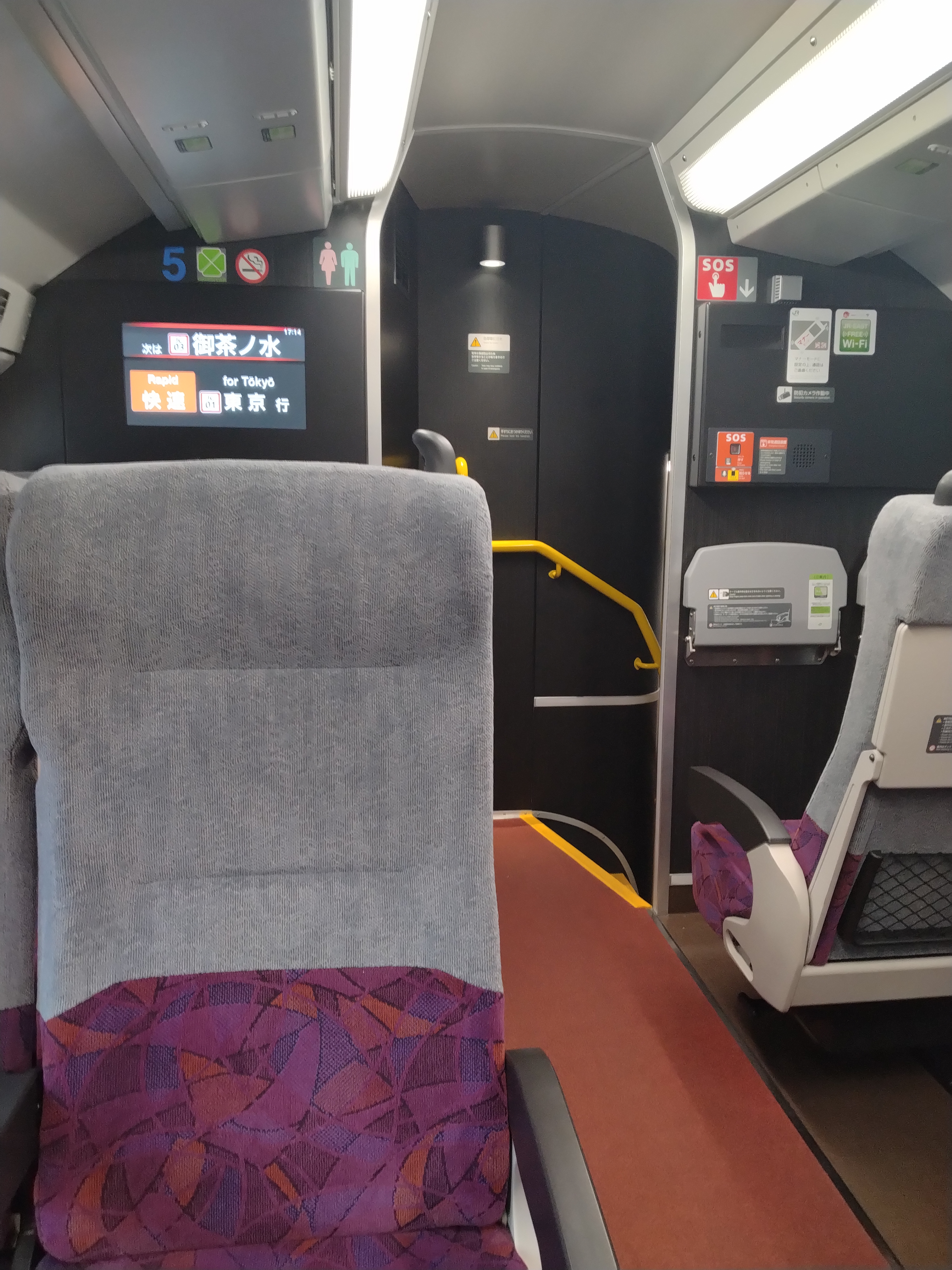 四ツ谷駅構内の写真。公共交通機関利用後の合流ポイント確認に適した環境。