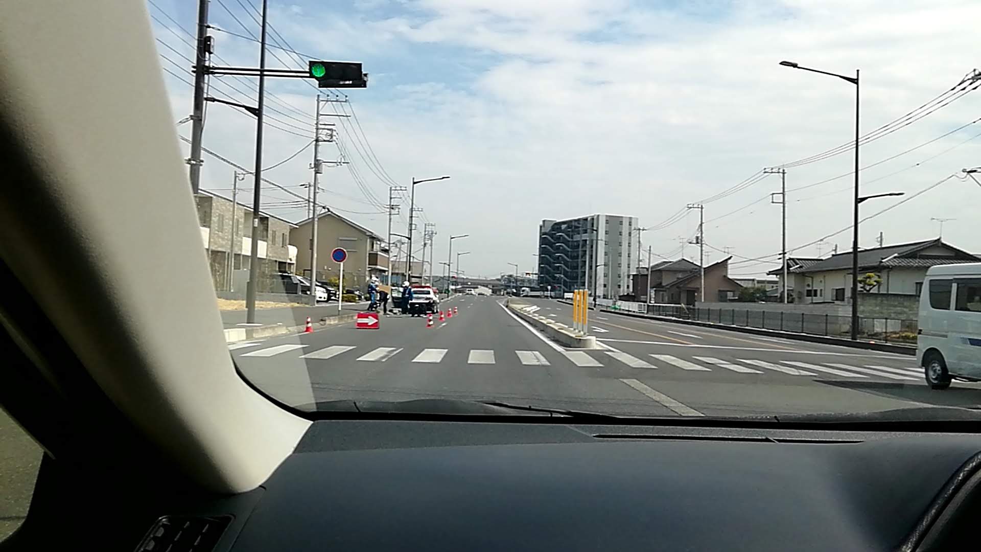 コーン設置により進路が誘導されている様子。