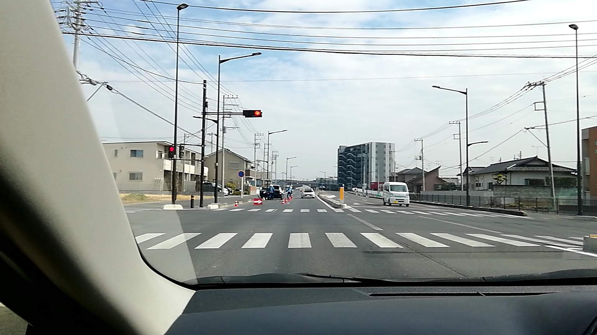 交差点付近で実施されていた過積載取り締まりの様子。