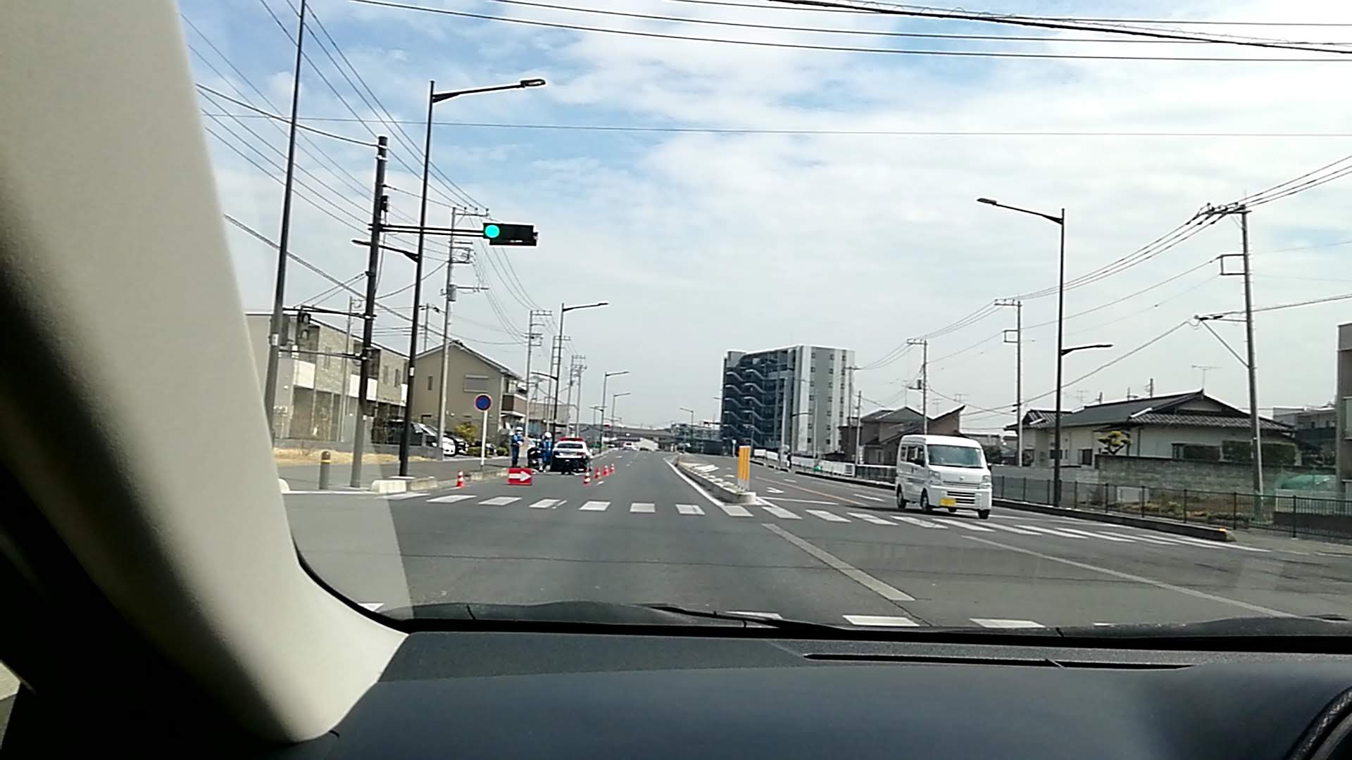 直線道路上で警察車両が確認できる区間。