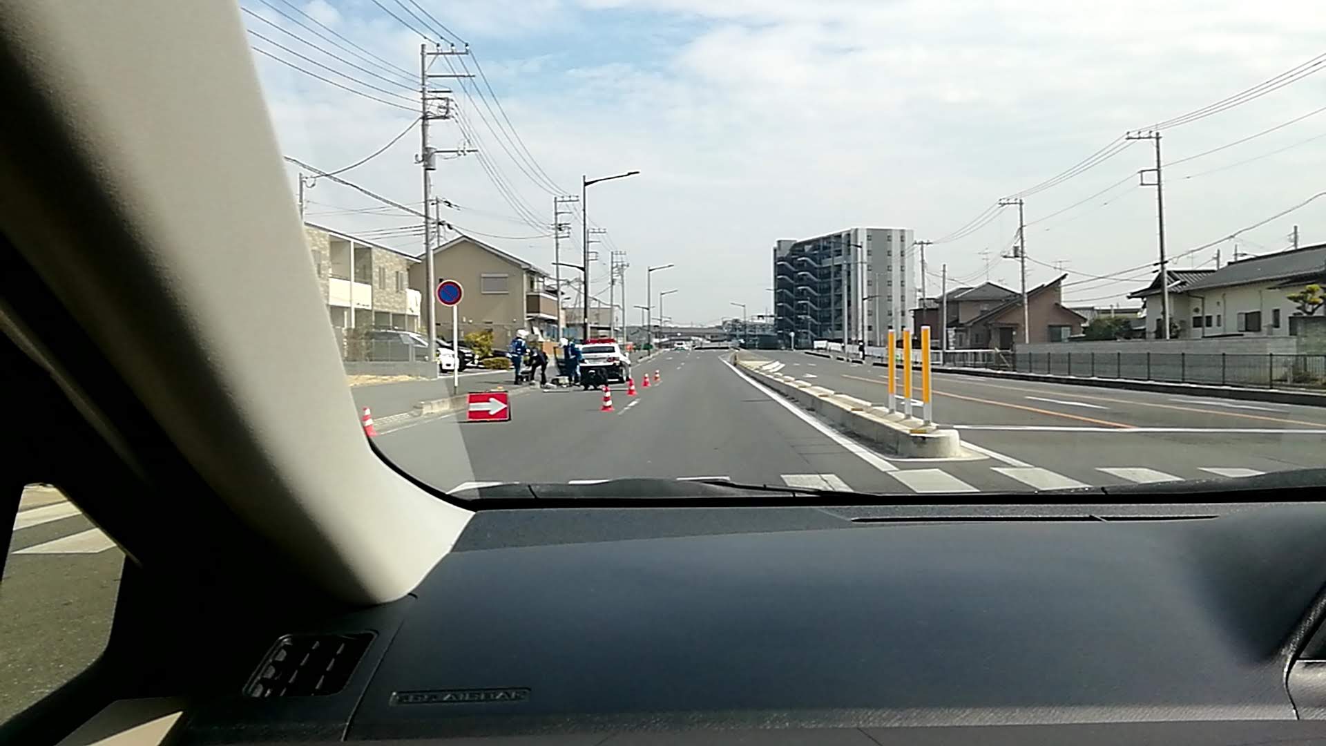 取り締まり中で交通の流れが変化している道路。
