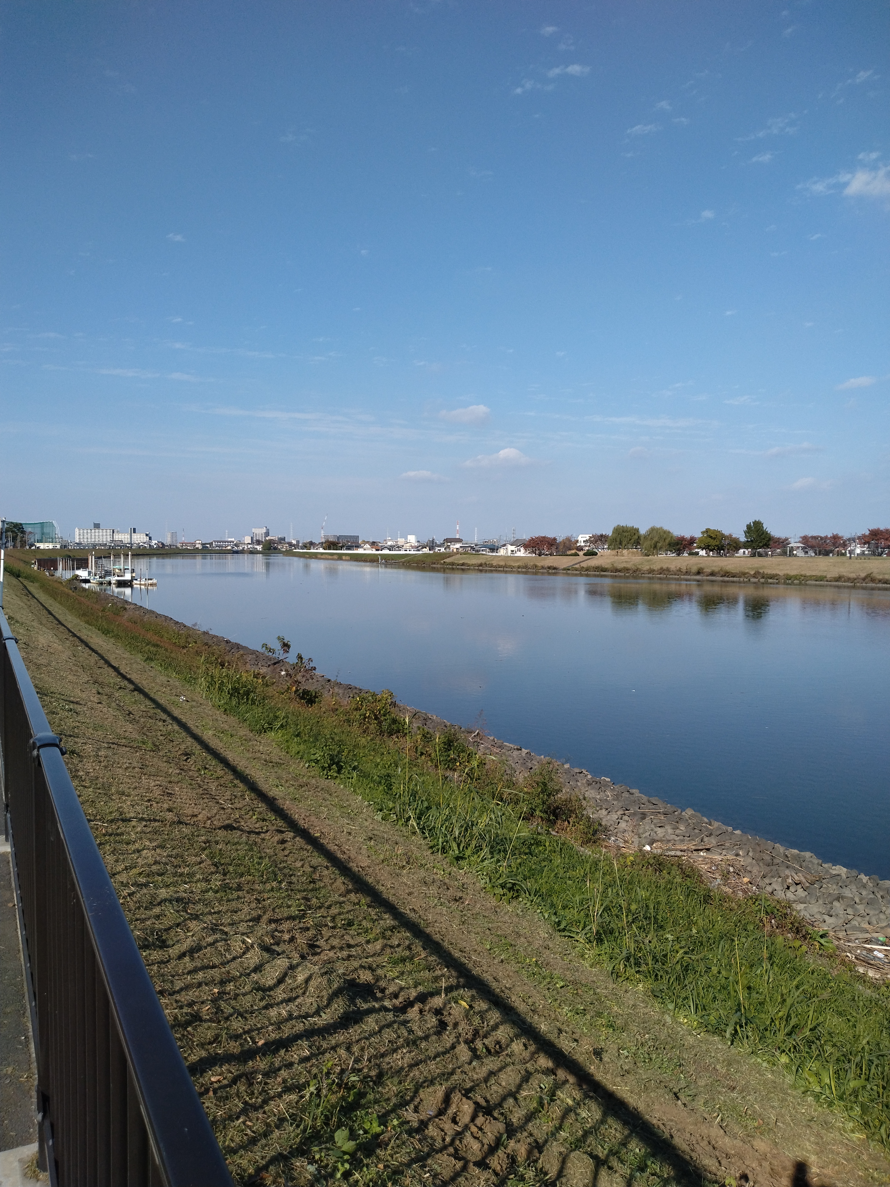 北綾瀬周辺の見通しのよい直線道路のイメージを持てる一枚で、一定速度でまっすぐ走る感覚をつかみやすい風景です。