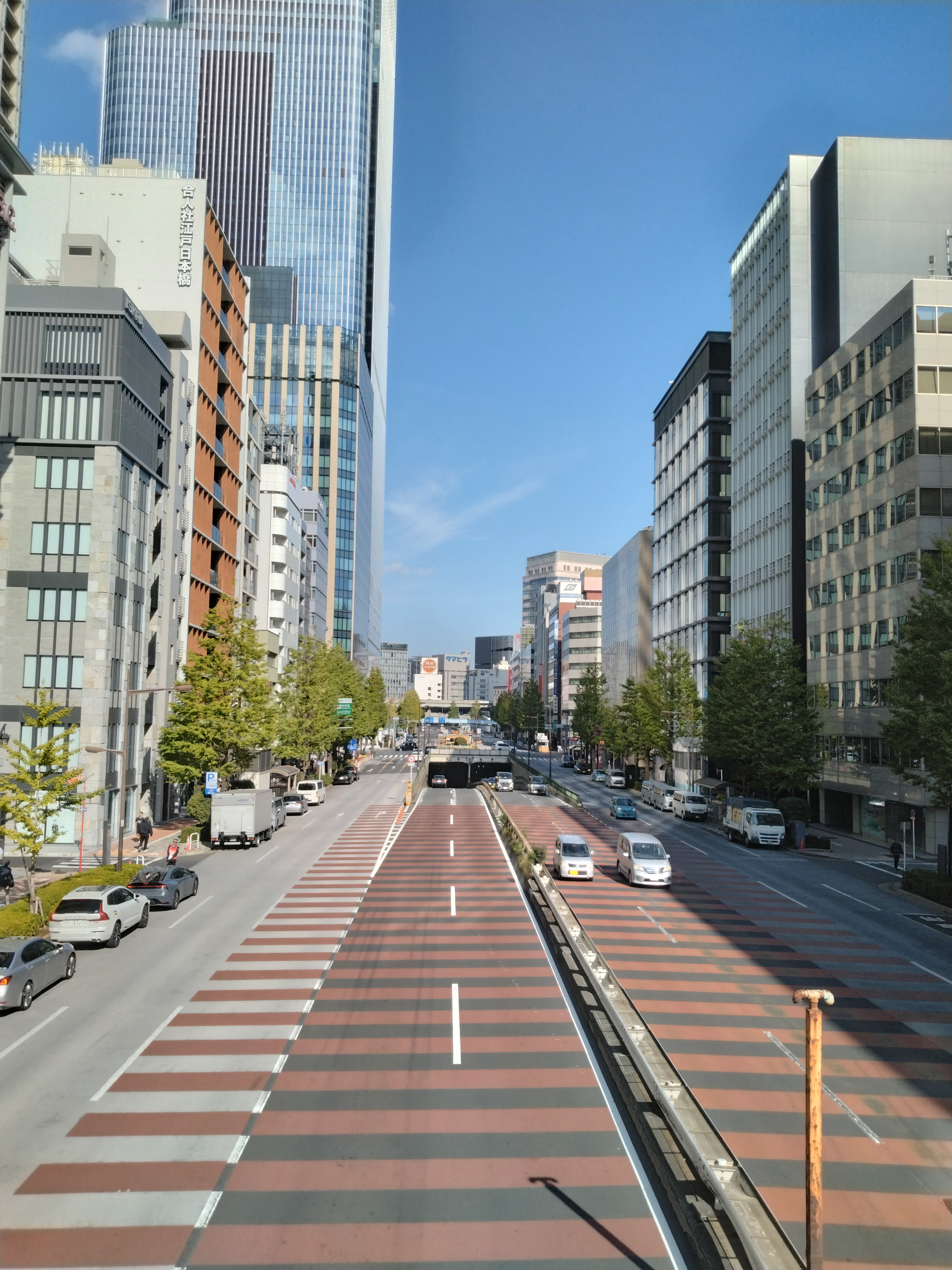 ビルに囲まれた市街地の車線が分かる一枚