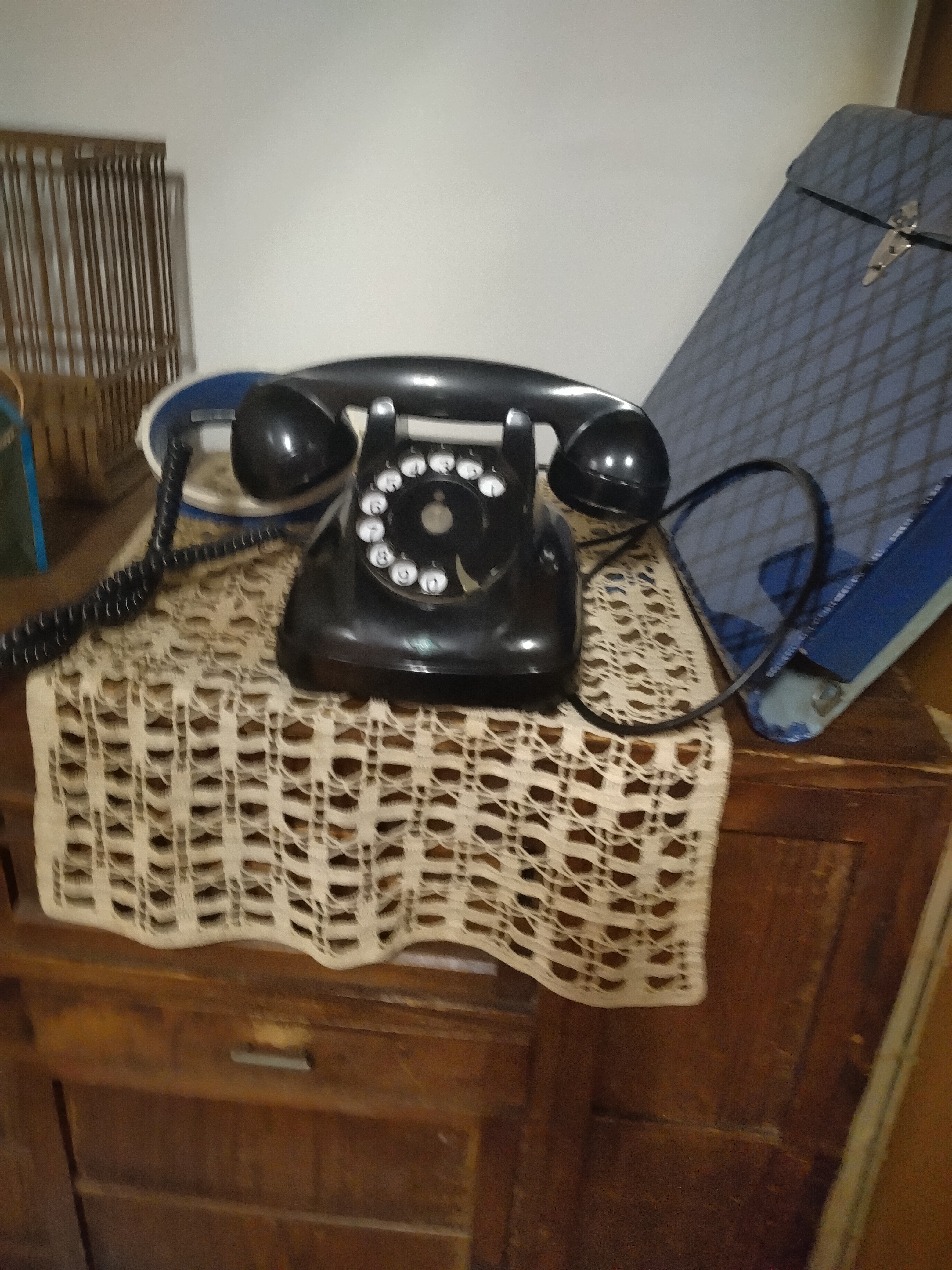 南千住エリアにあるやや狭い生活道路や路地の雰囲気を捉えた写真で、低速走行の大切さを実感できるシーンです。