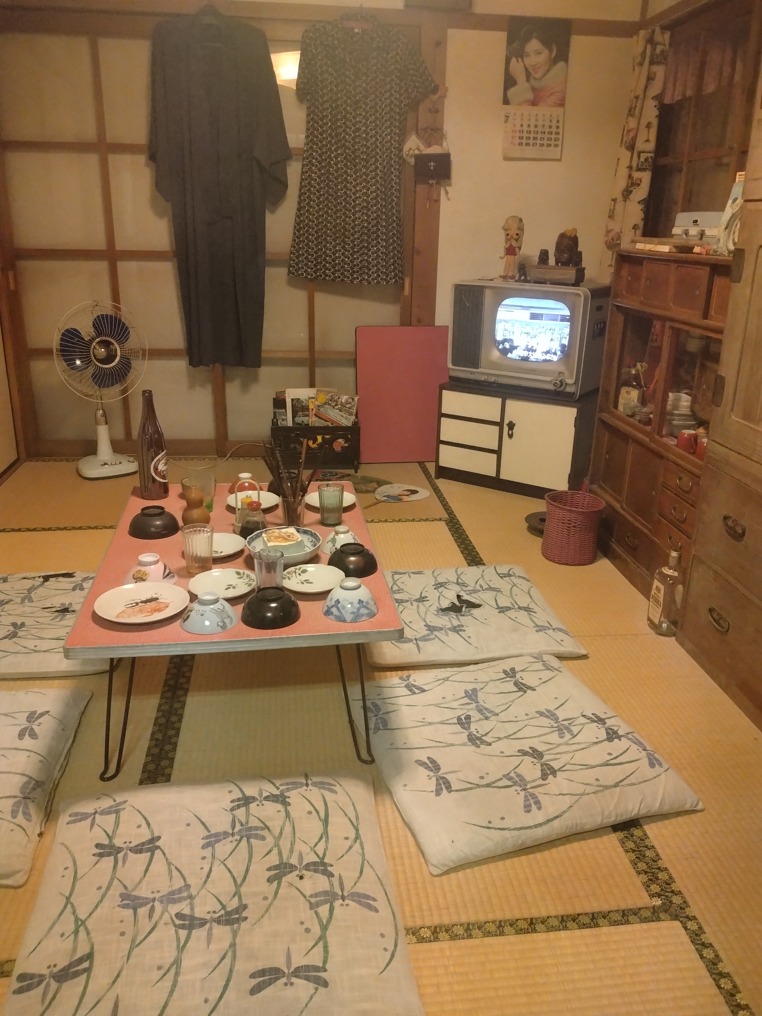 南千住エリアの小さな交差点と道路標識の位置関係を意識できる一枚で、標識読みの練習にも役立つ写真です。