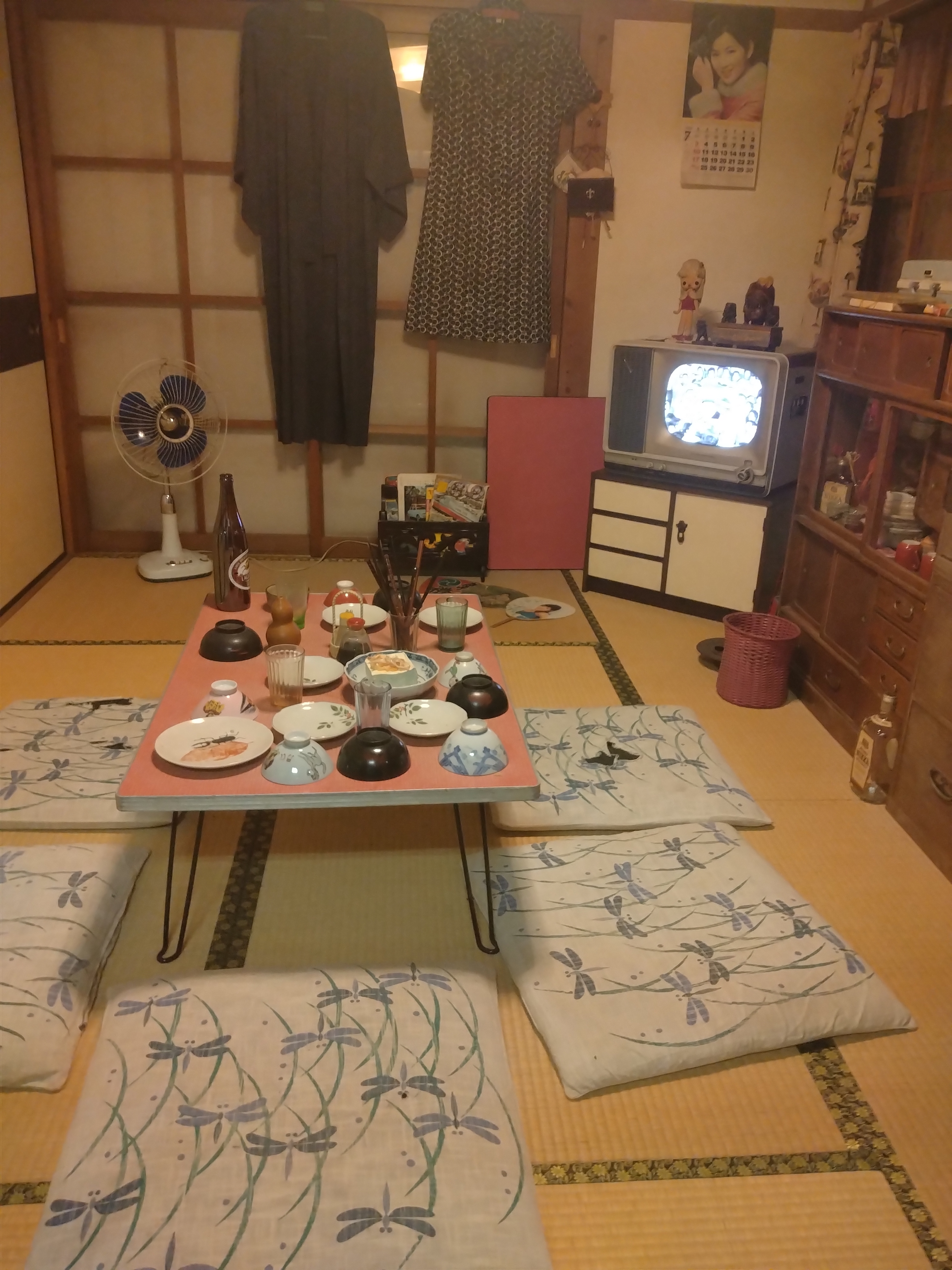 南千住エリアの住宅街にある信号機付き交差点の雰囲気を写した一枚で、信号サイクルに合わせた停止と発進の練習に向いています。