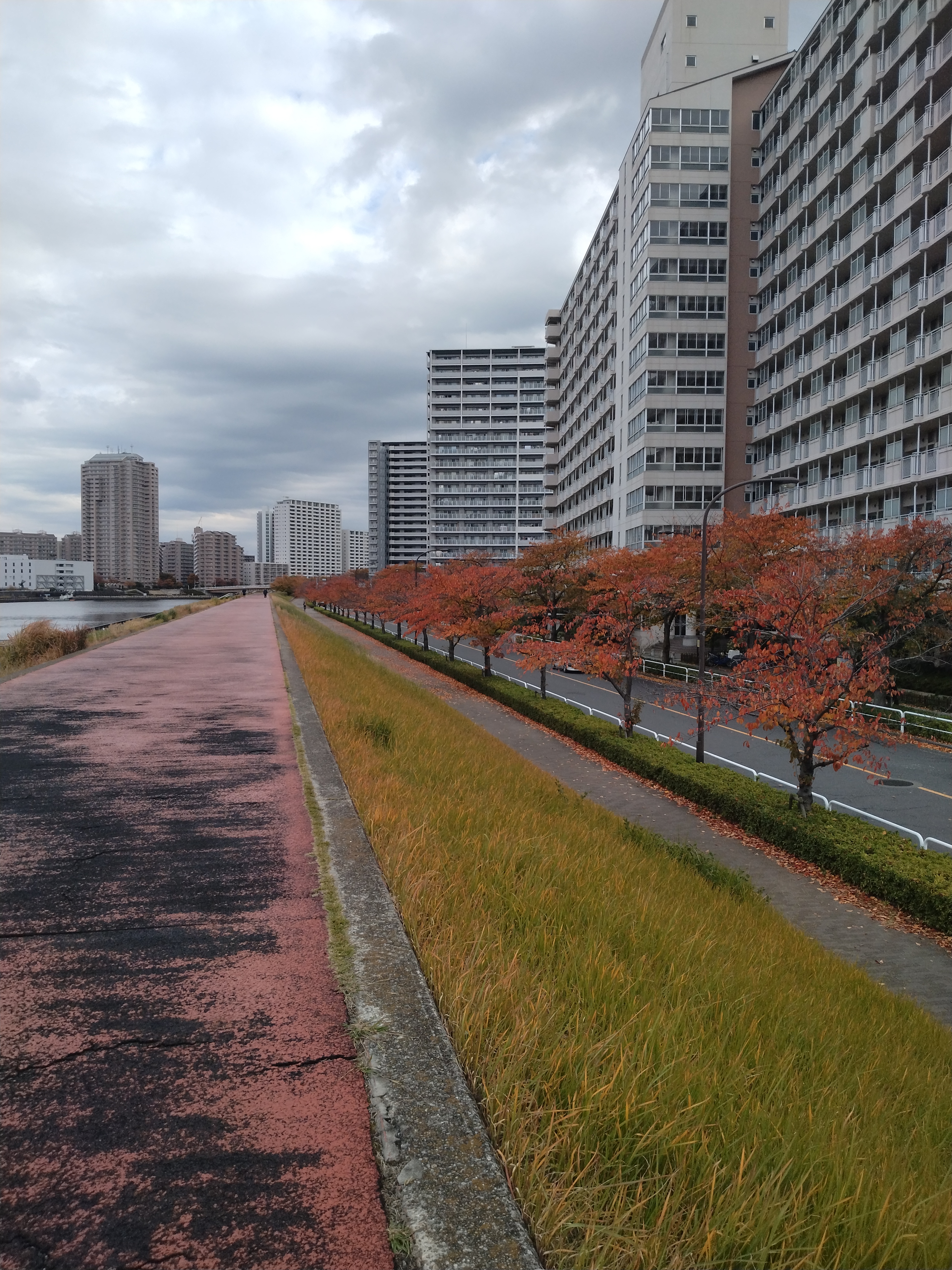 南千住エリアの大きめの交差点と右折レーンがある場面をイメージできる一枚で、右折時の位置取りを学びやすい写真です。