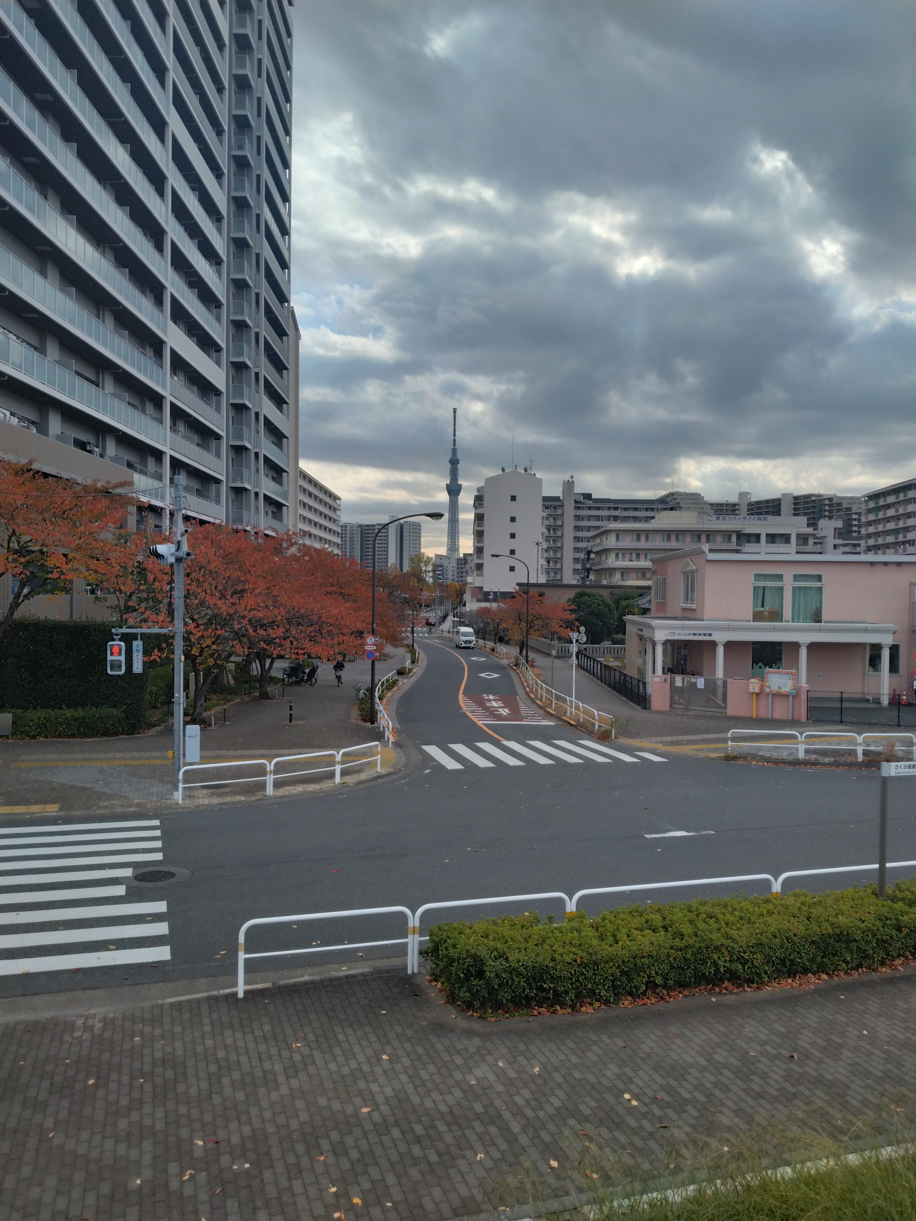 南千住エリアの都市型交差点と周囲の市街地道路を写した一枚で、車と歩行者が混在する環境をイメージできる写真です。