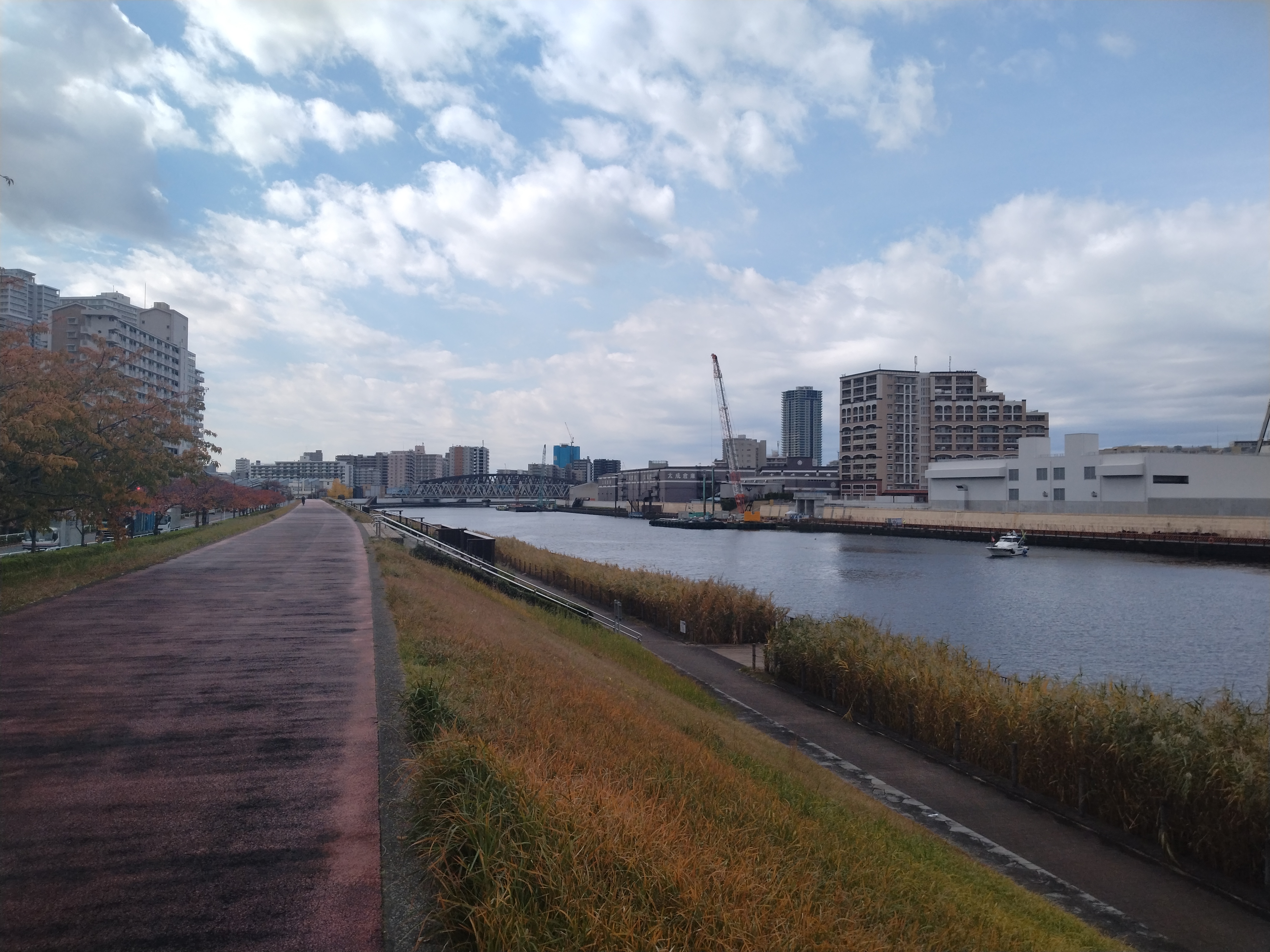 南千住エリアの幹線道路上で交差点に近づくシーンを捉えた一枚で、右左折の準備を意識しやすい写真です。