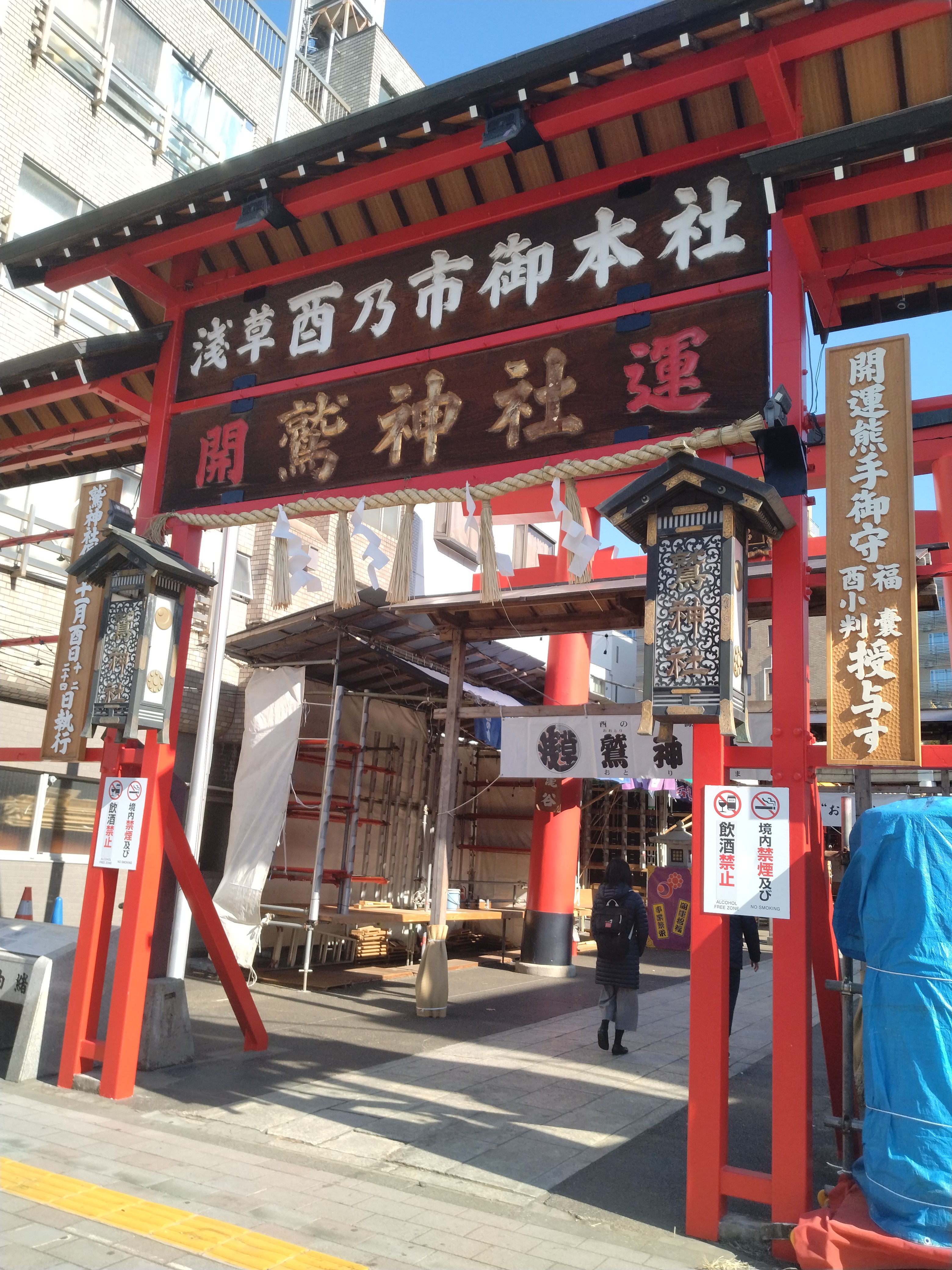 南千住エリアの幹線道路沿いにある交通量の多い交差点付近を捉えた写真で、車の流れや信号サイクルをイメージしやすい一枚です。