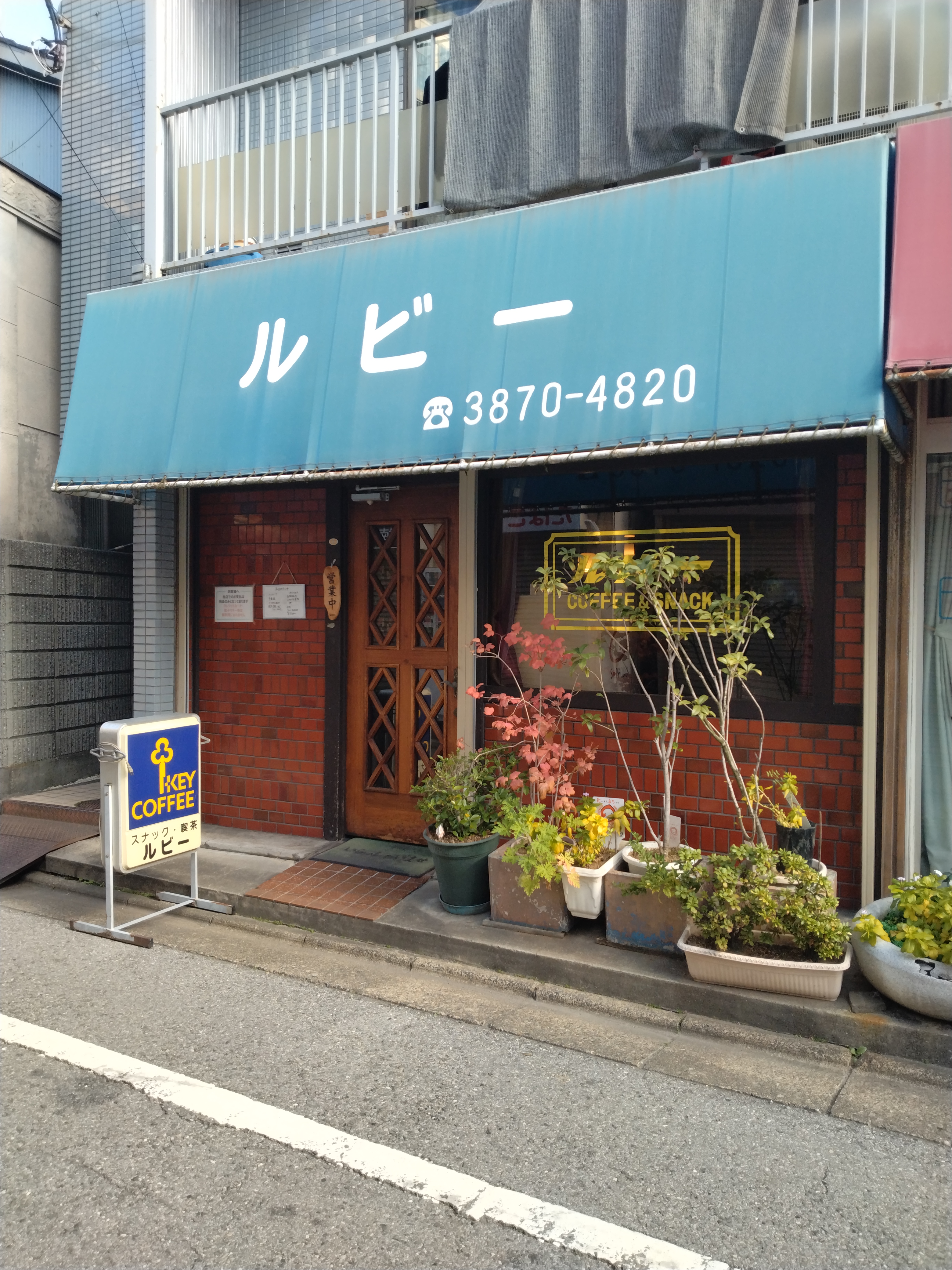 南千住駅周辺の交差点付近を写した一枚で、歩行者や自転車が多く行き交うエリアをイメージできる写真です。