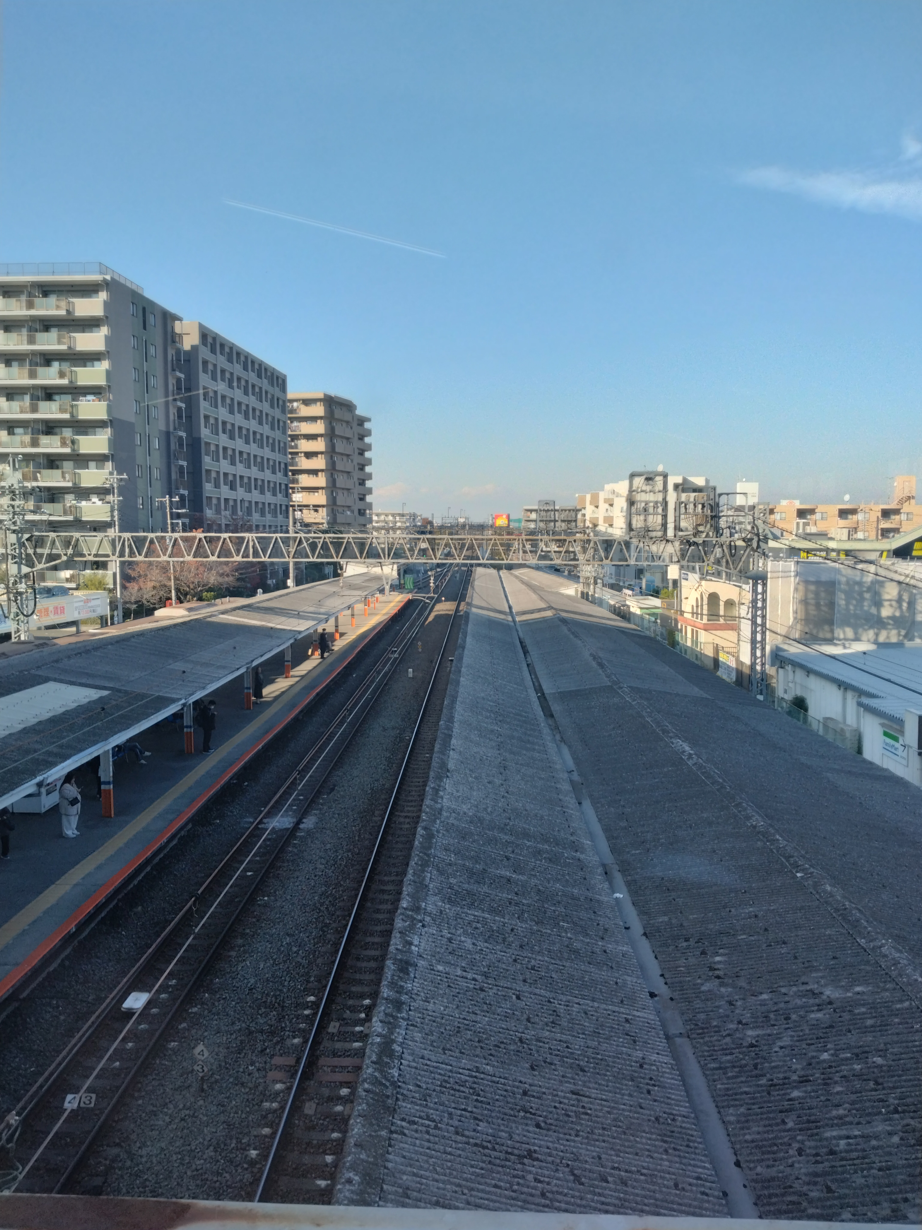 越谷市せんげん台周辺の直線幹線道路と交差点付近の様子です。