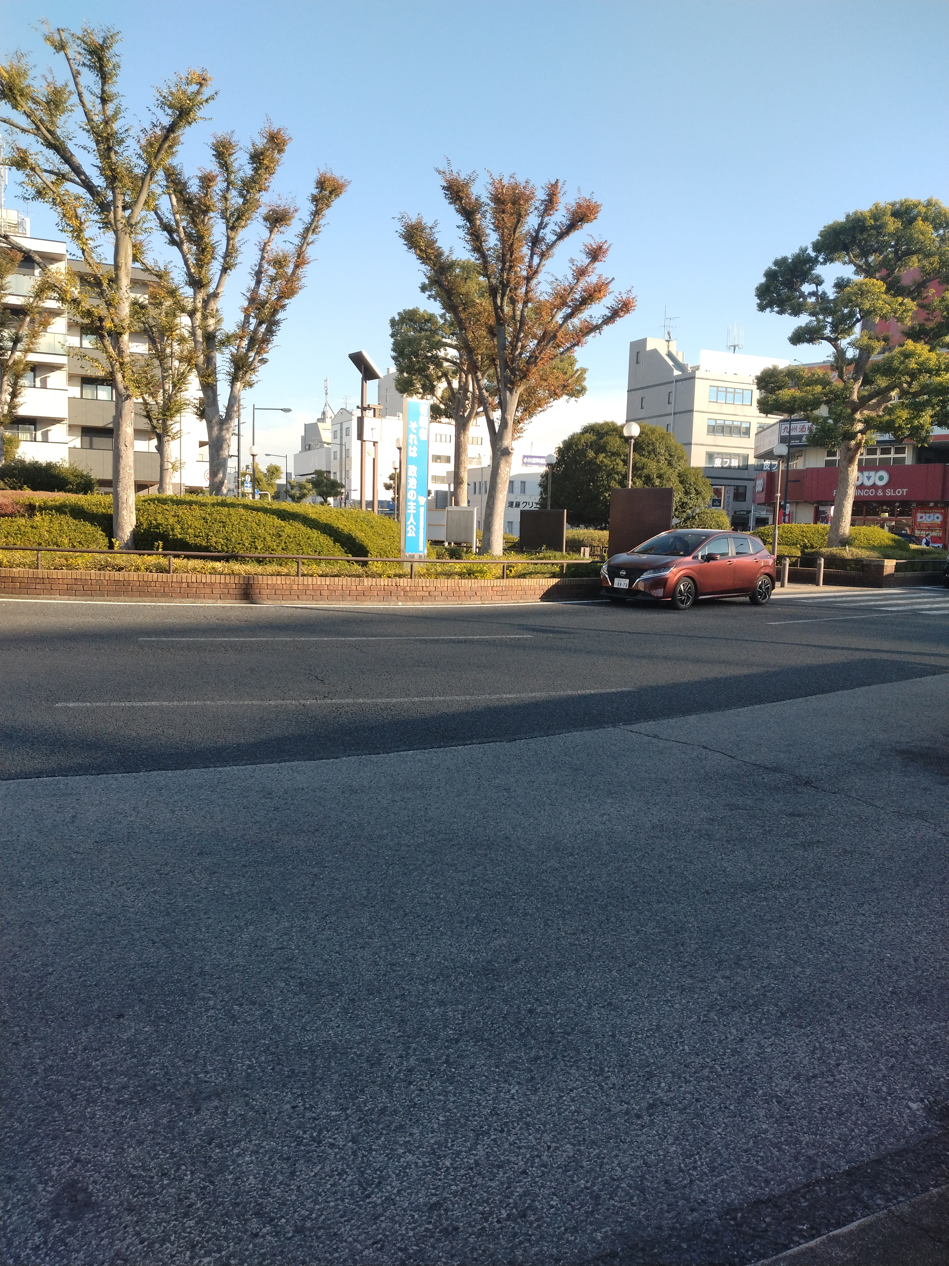 せんげん台住宅街の生活道路と小さな交差点付近の様子です。