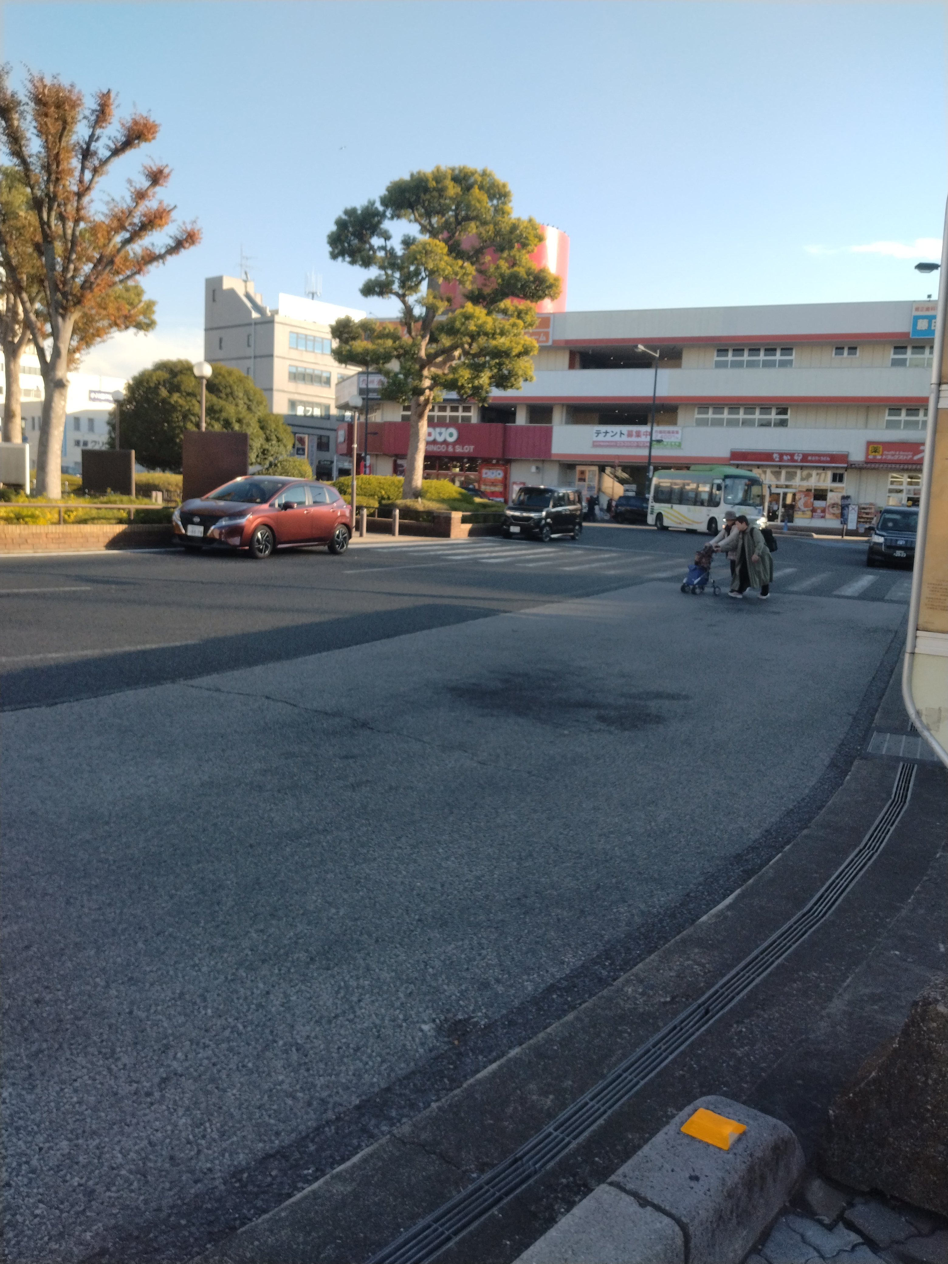 せんげん台エリアにあるやや狭い生活道路の様子です。