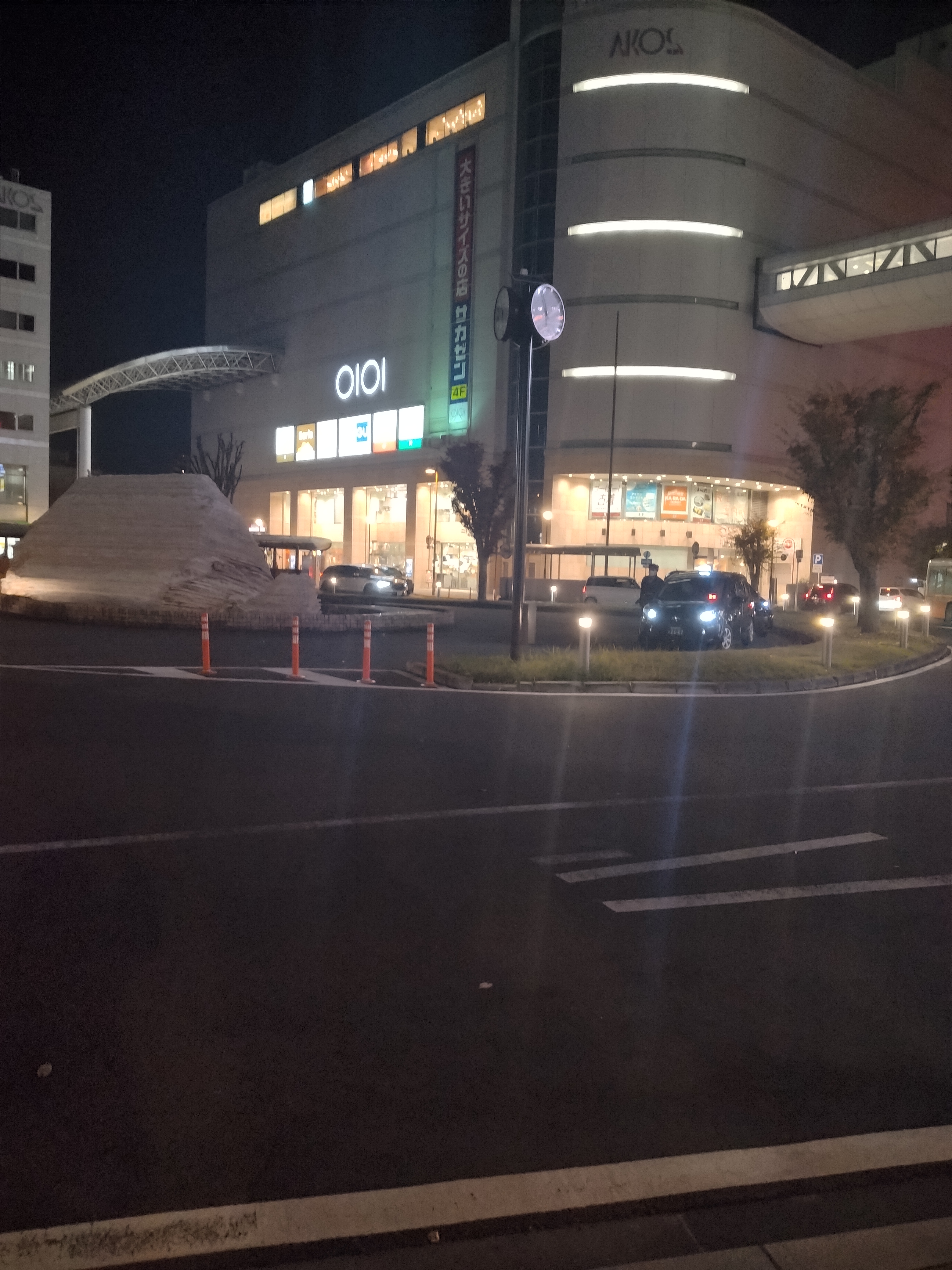 夕方の時間帯に撮影したせんげん台幹線道路と交差点周辺の様子です。