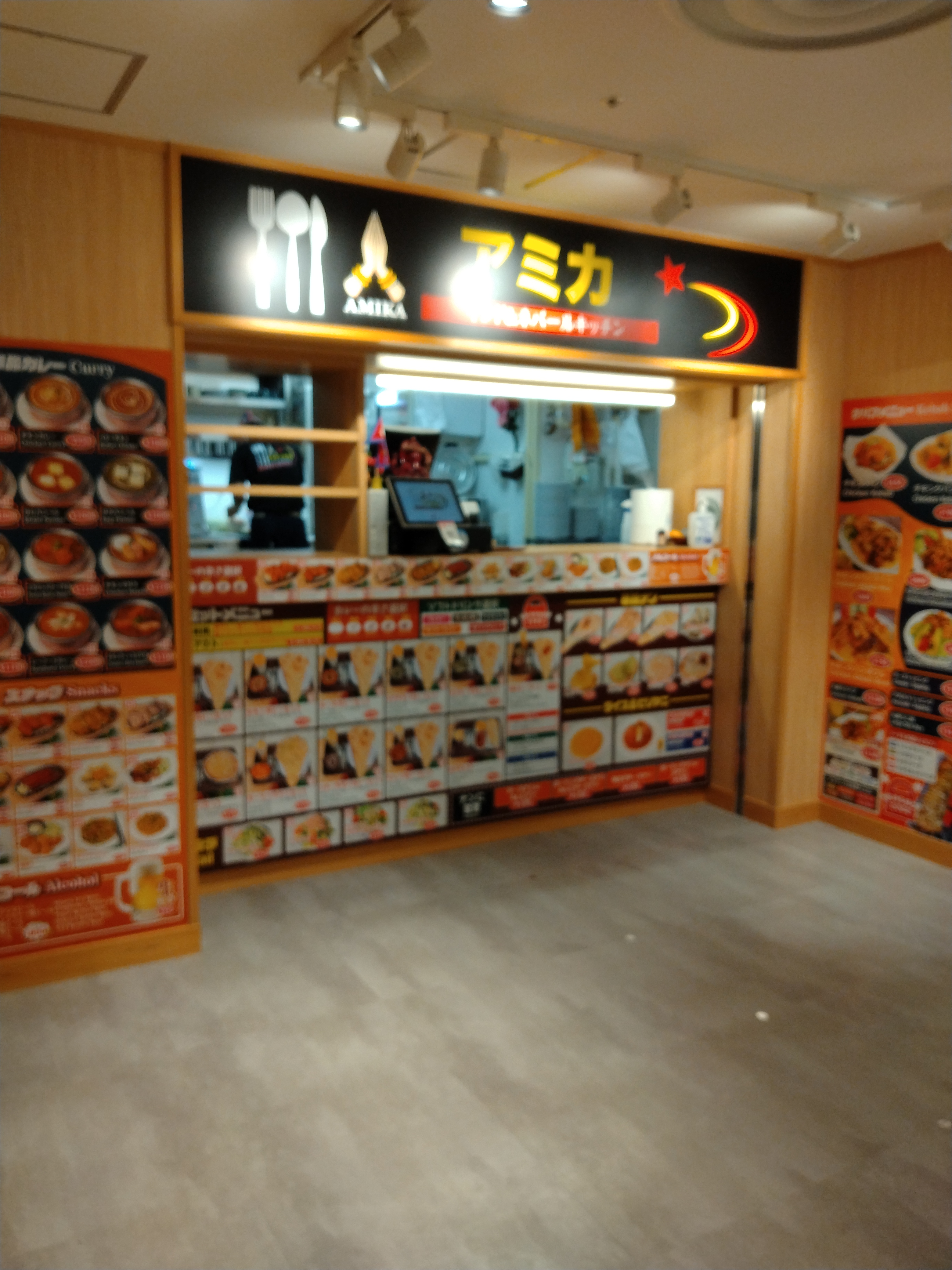 飲食店入口と豊富なメニュー写真の外観です。