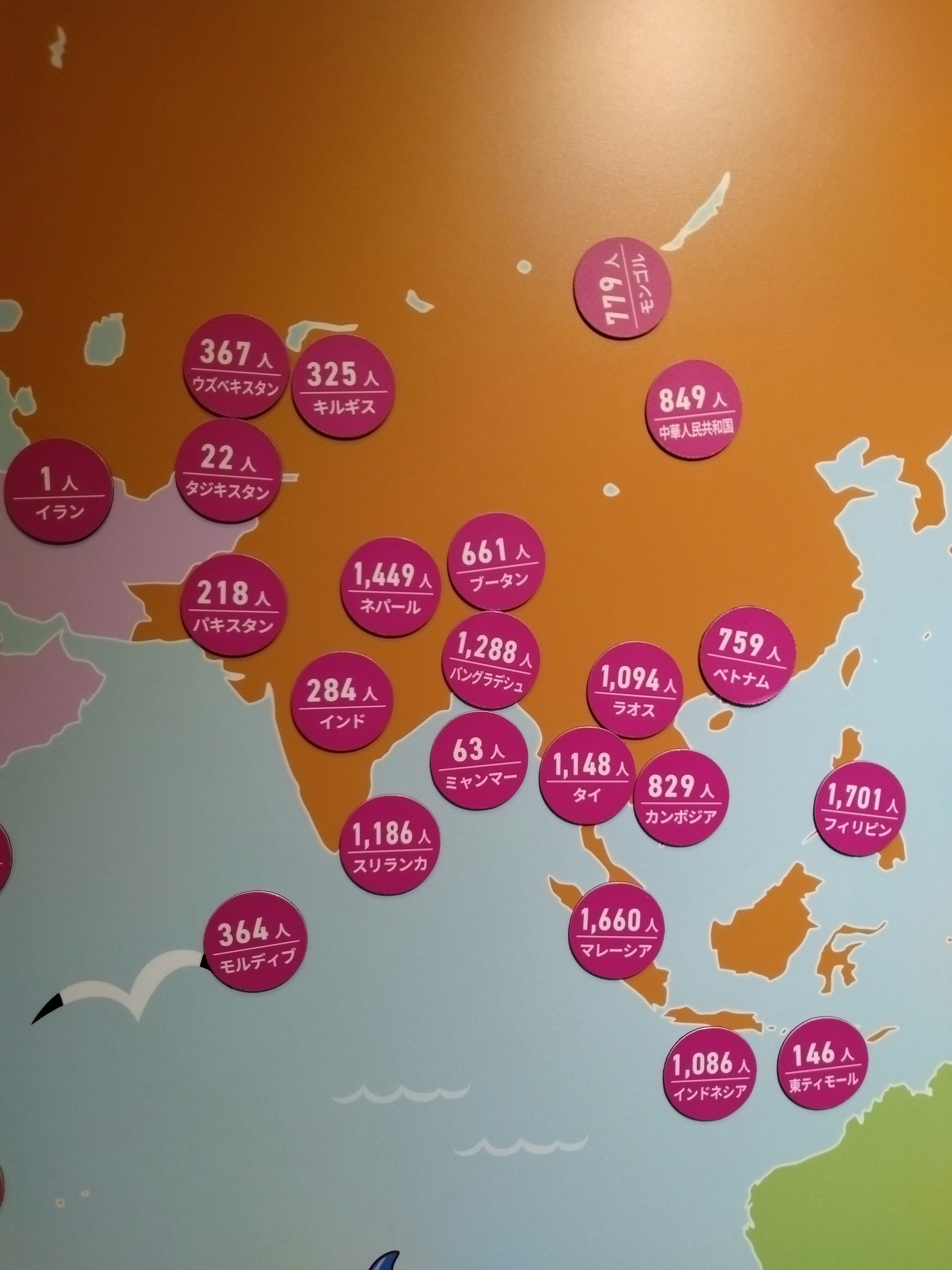 多数の国名シールの展示。