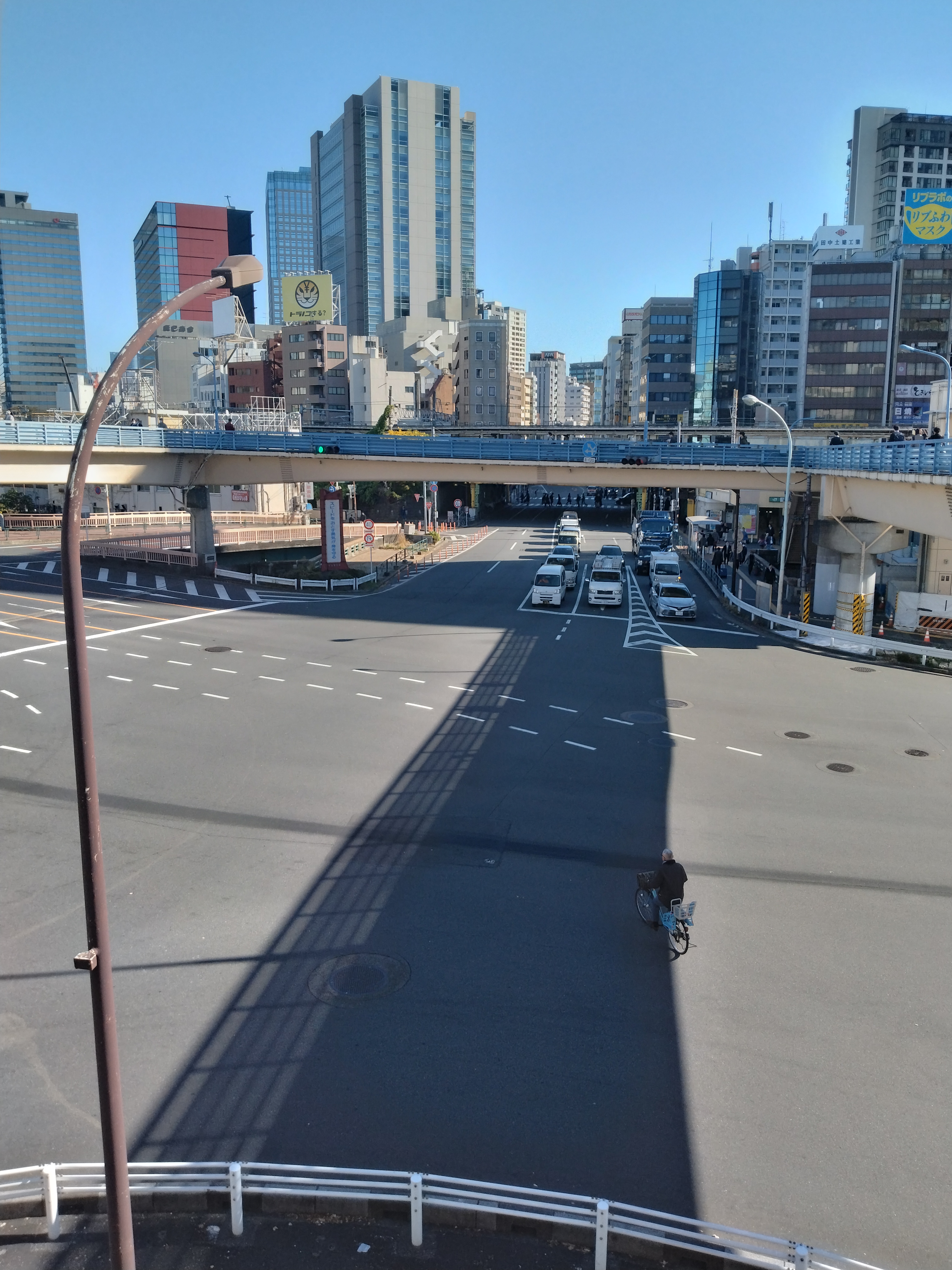 外濠沿いの見通し良い直線道路です。