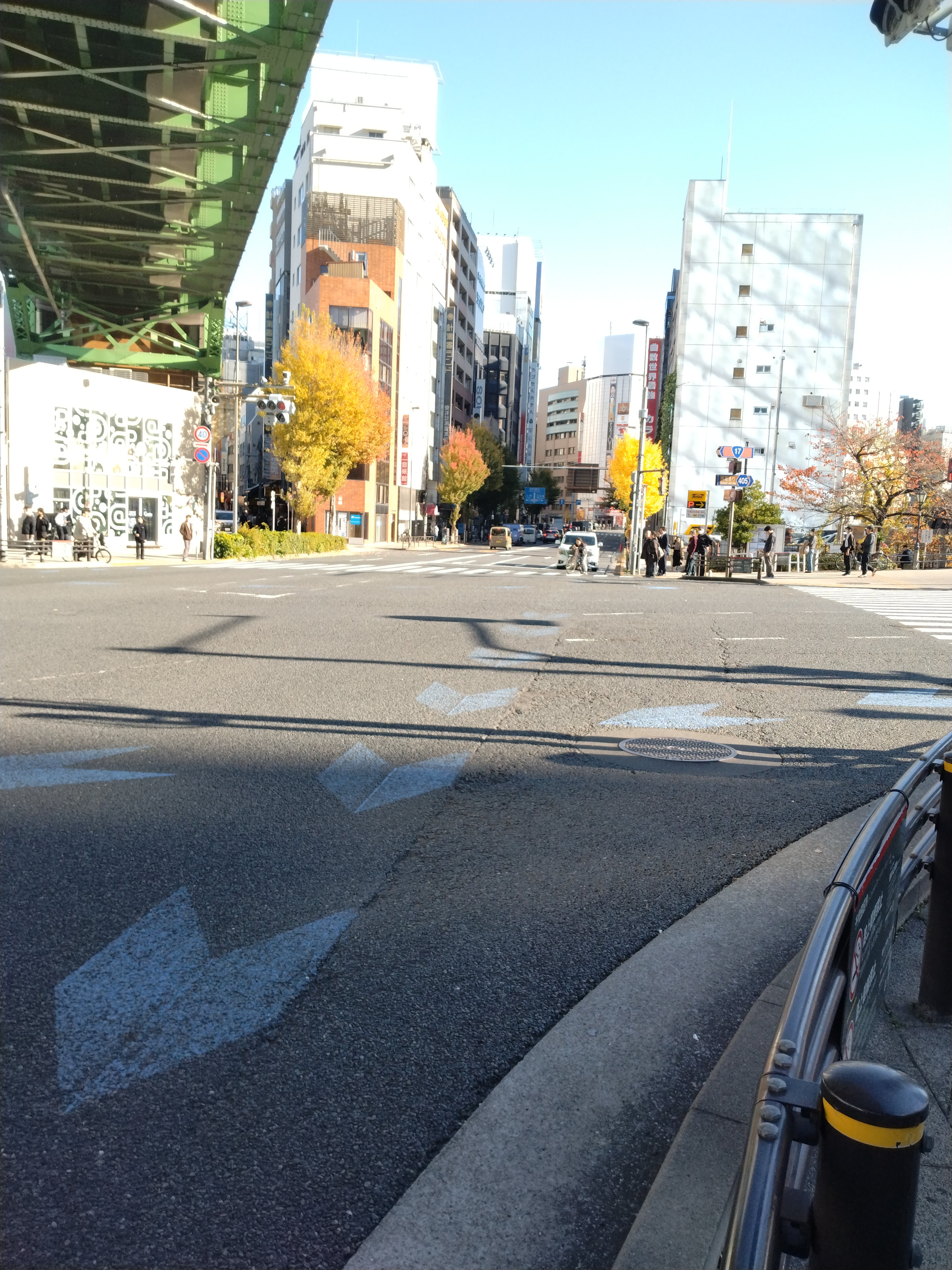 外濠沿いの道路風景です。