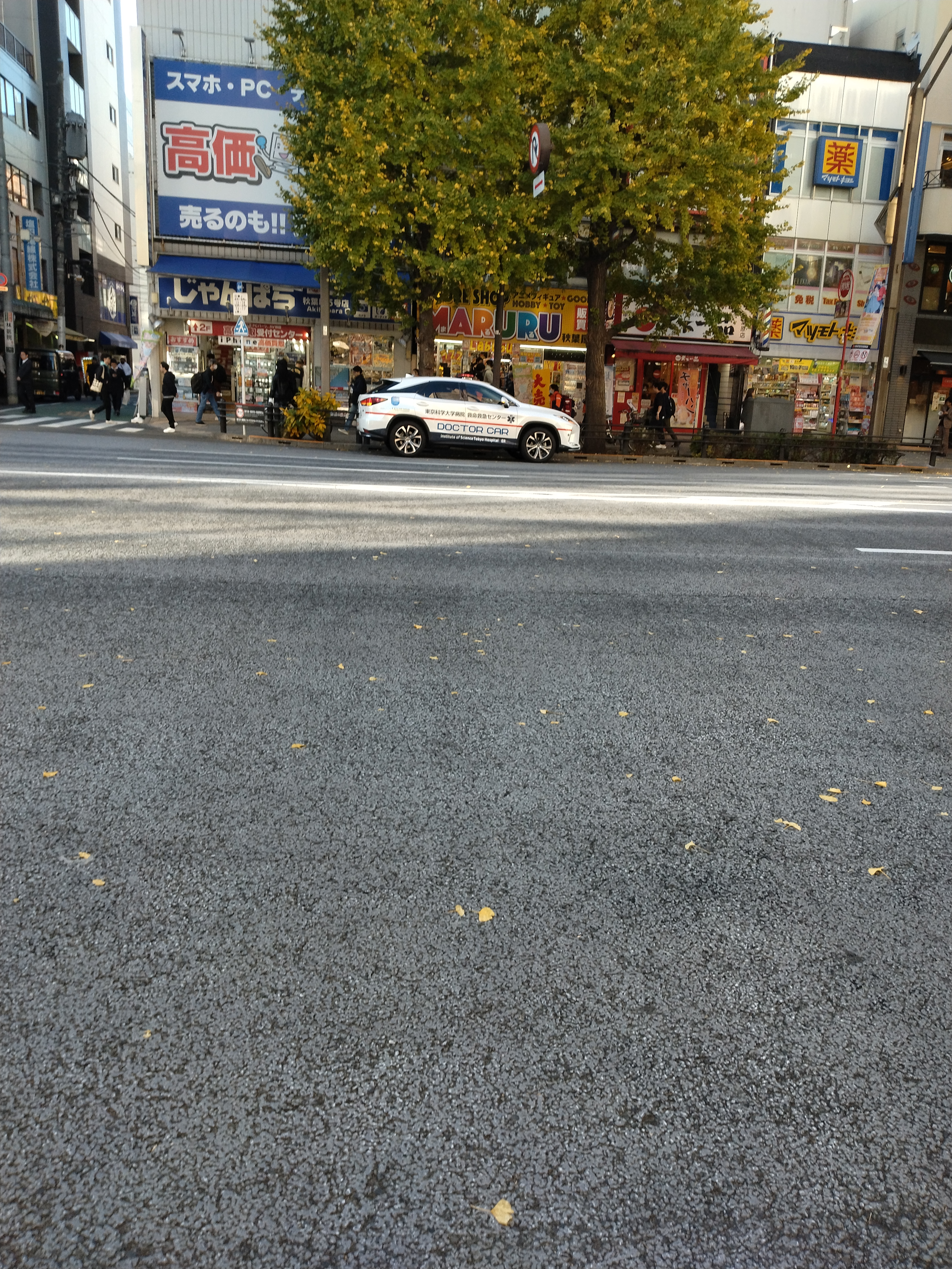 靖国通りの広い車線と交差点です。