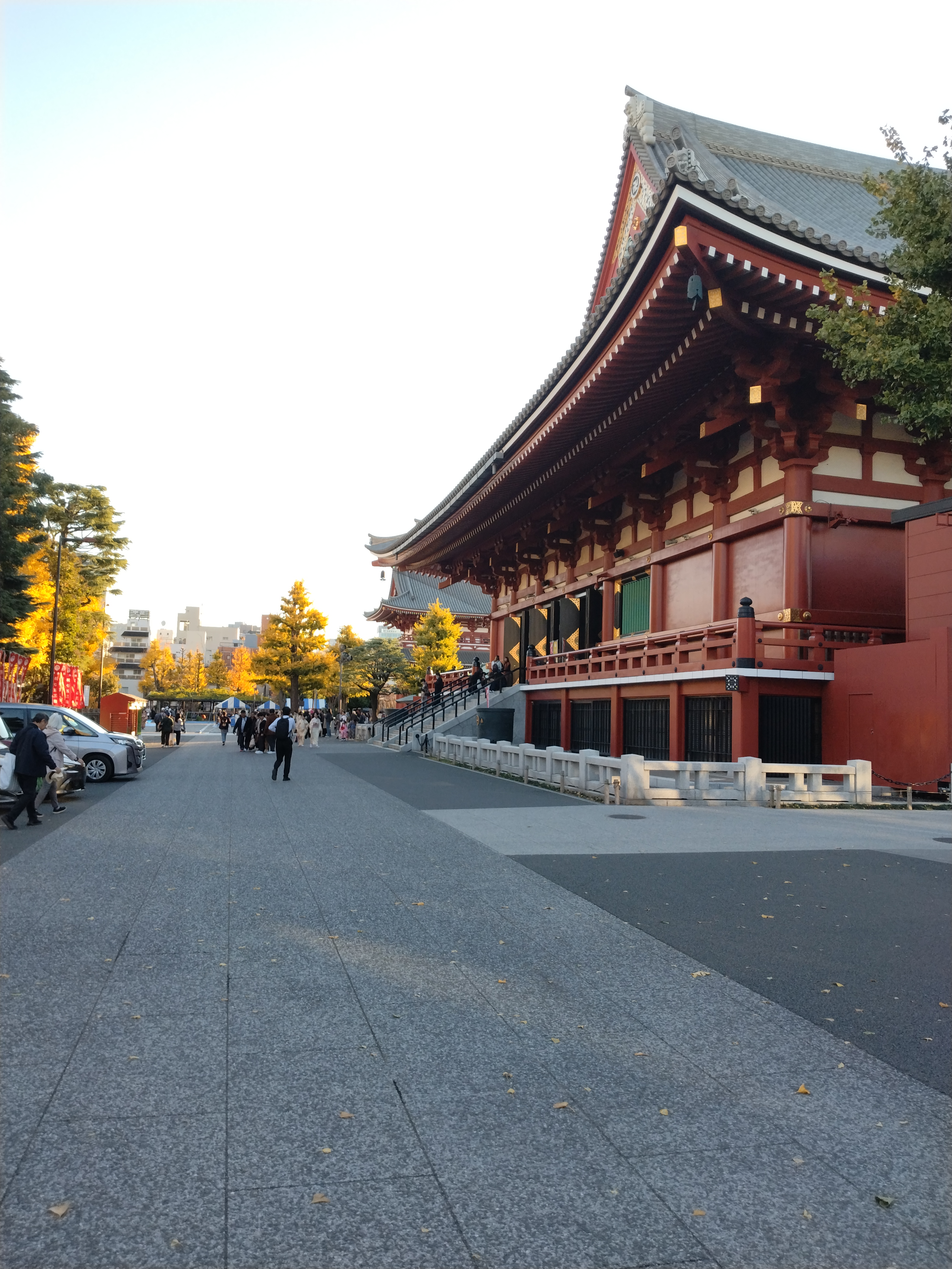 観光客が多い参道です。