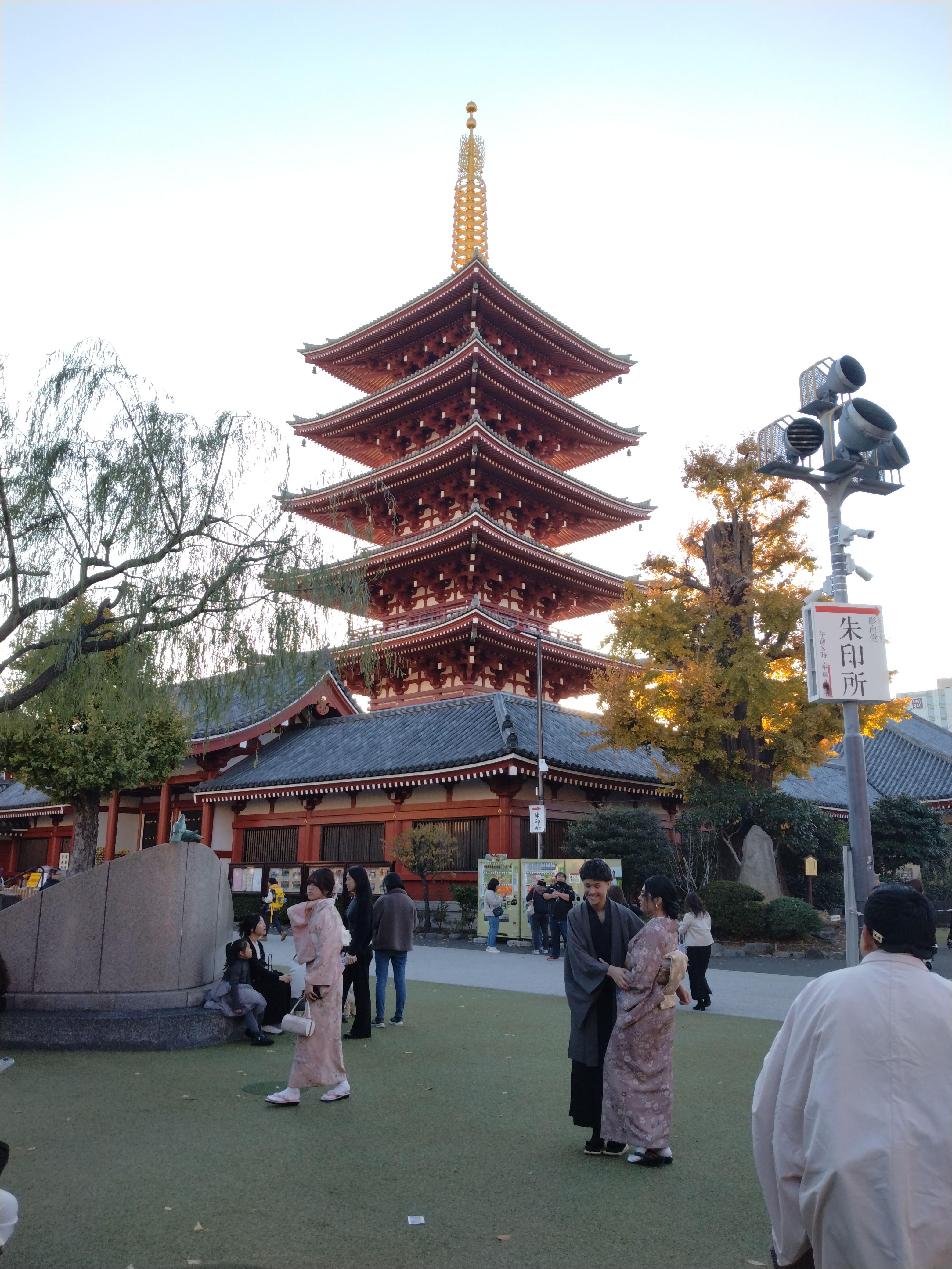 五重塔と参道風景です。