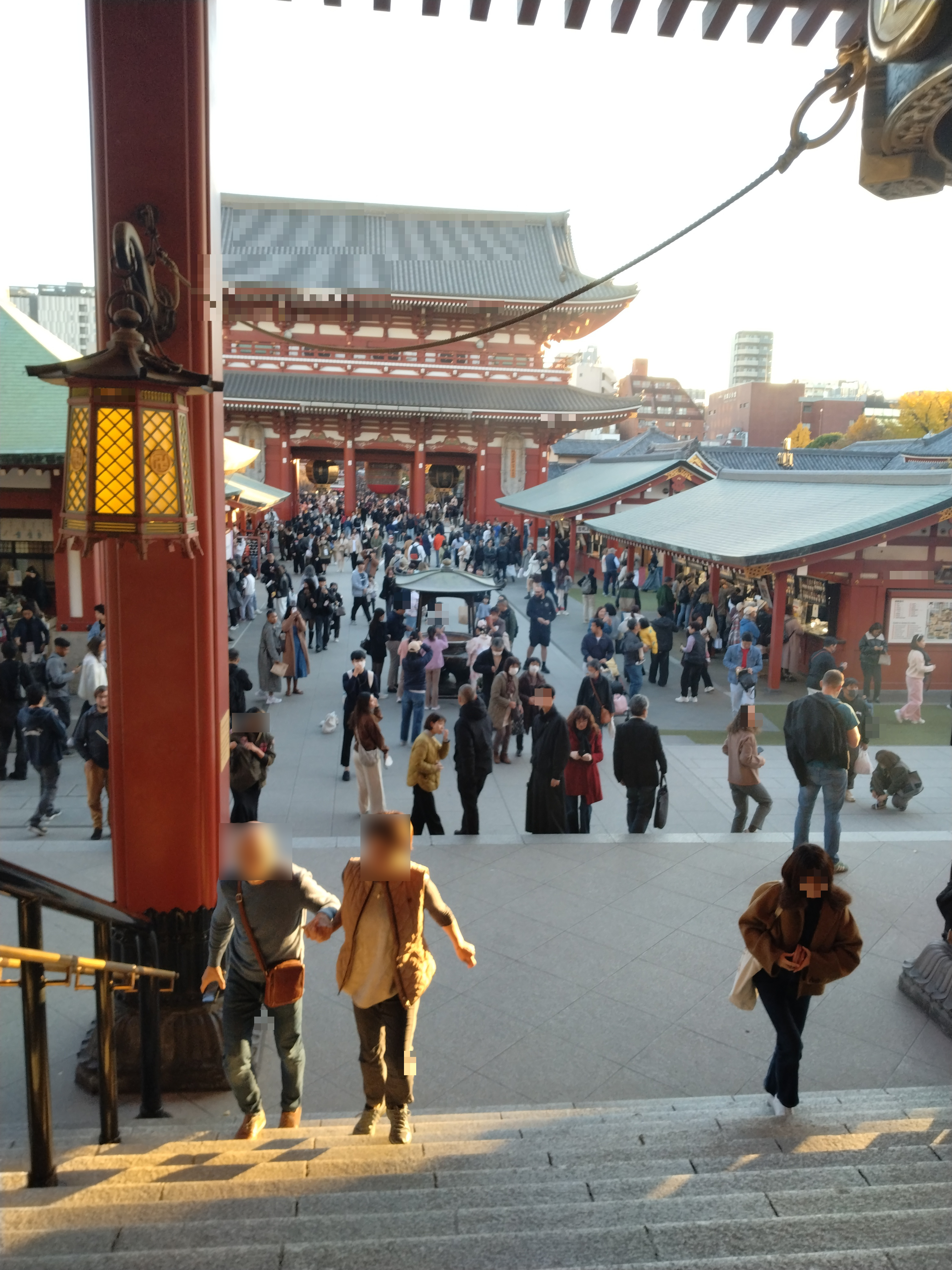 仲見世通りの多くの観光客が写っています。