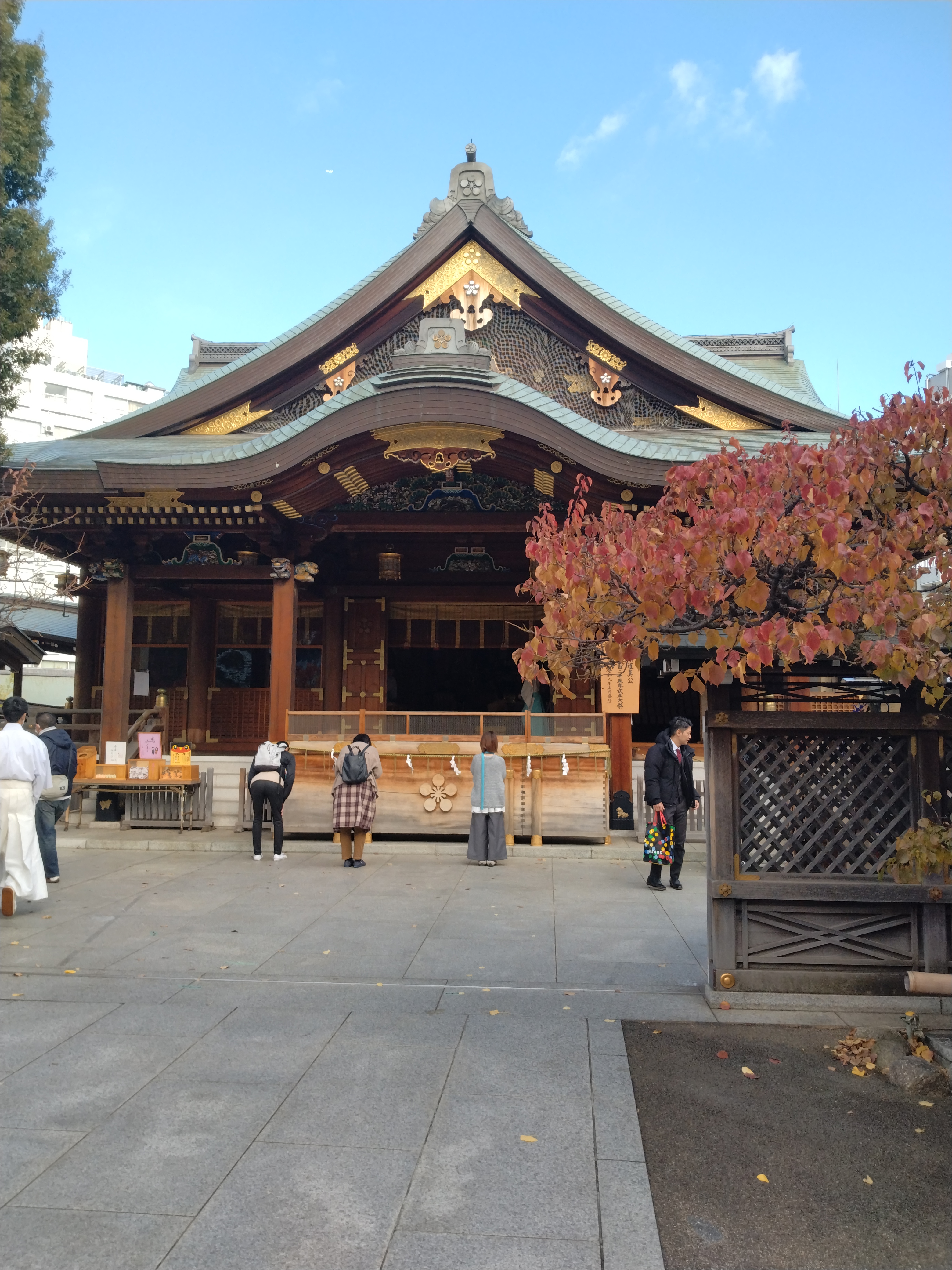 湯島天神境内の紅葉風景です。