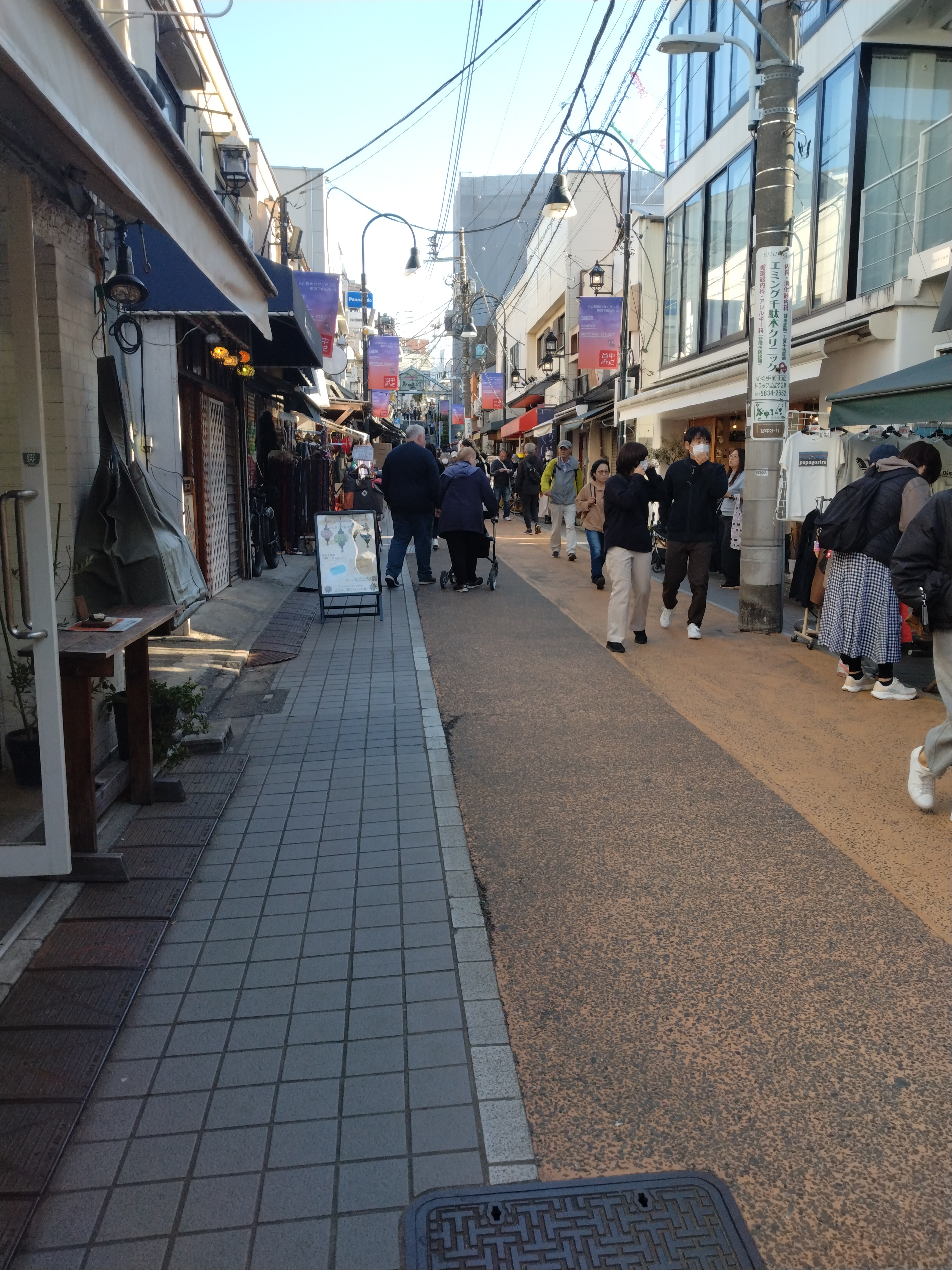 人通りのある商店街入口です。