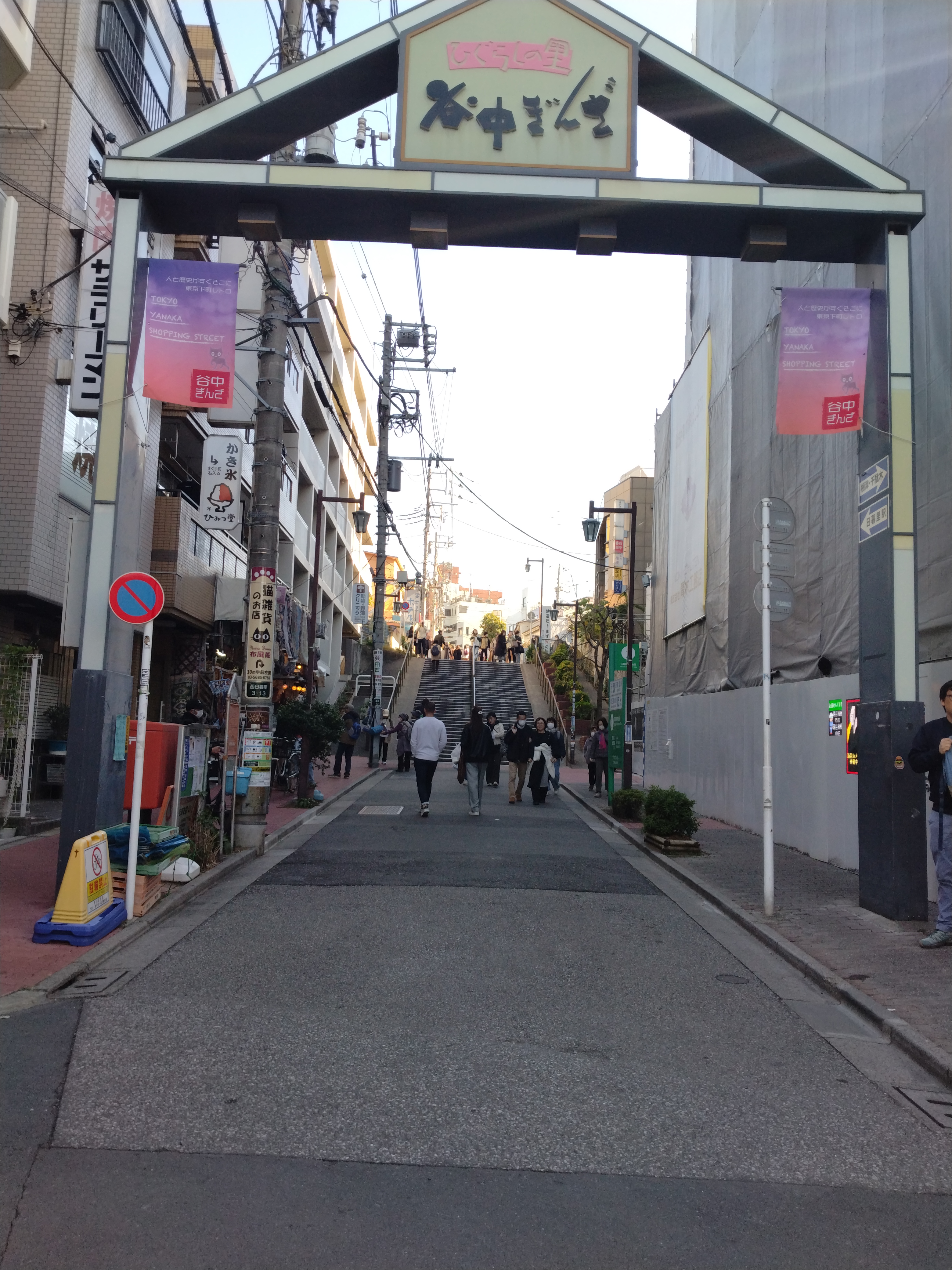 アーケードの看板と入口が写っています。