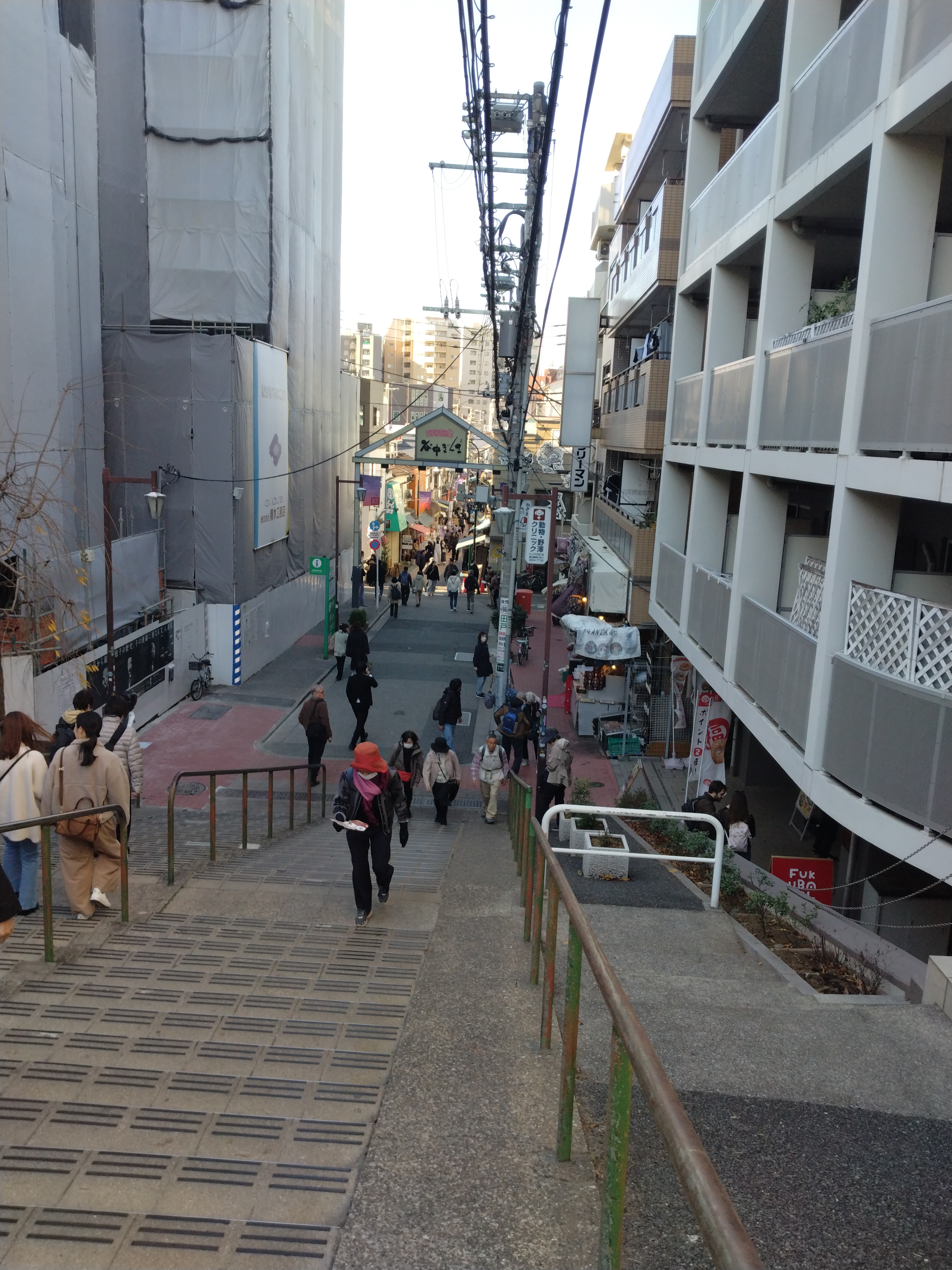 アーケード内の歩道風景です。